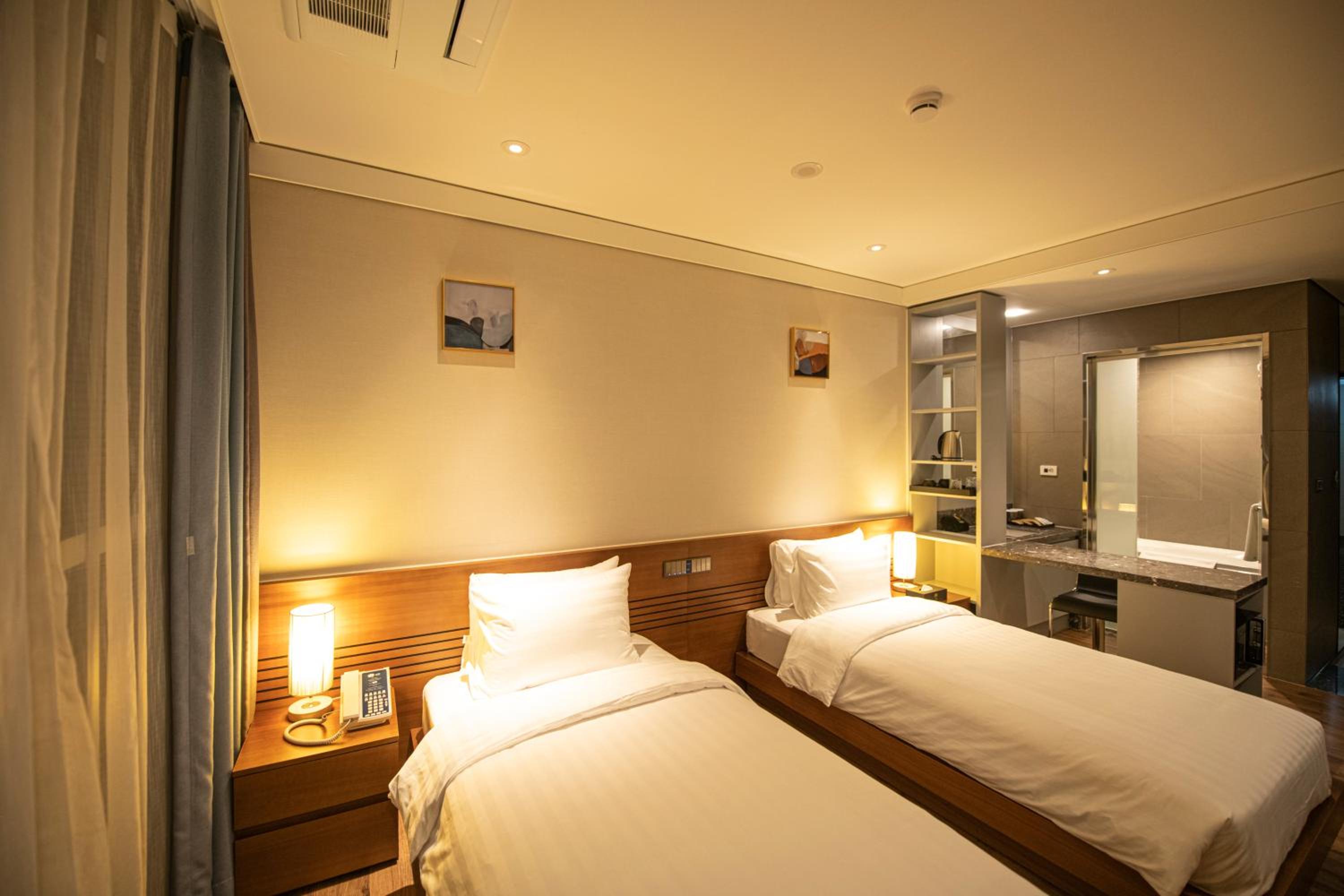Standard Twin Room - Photo 1