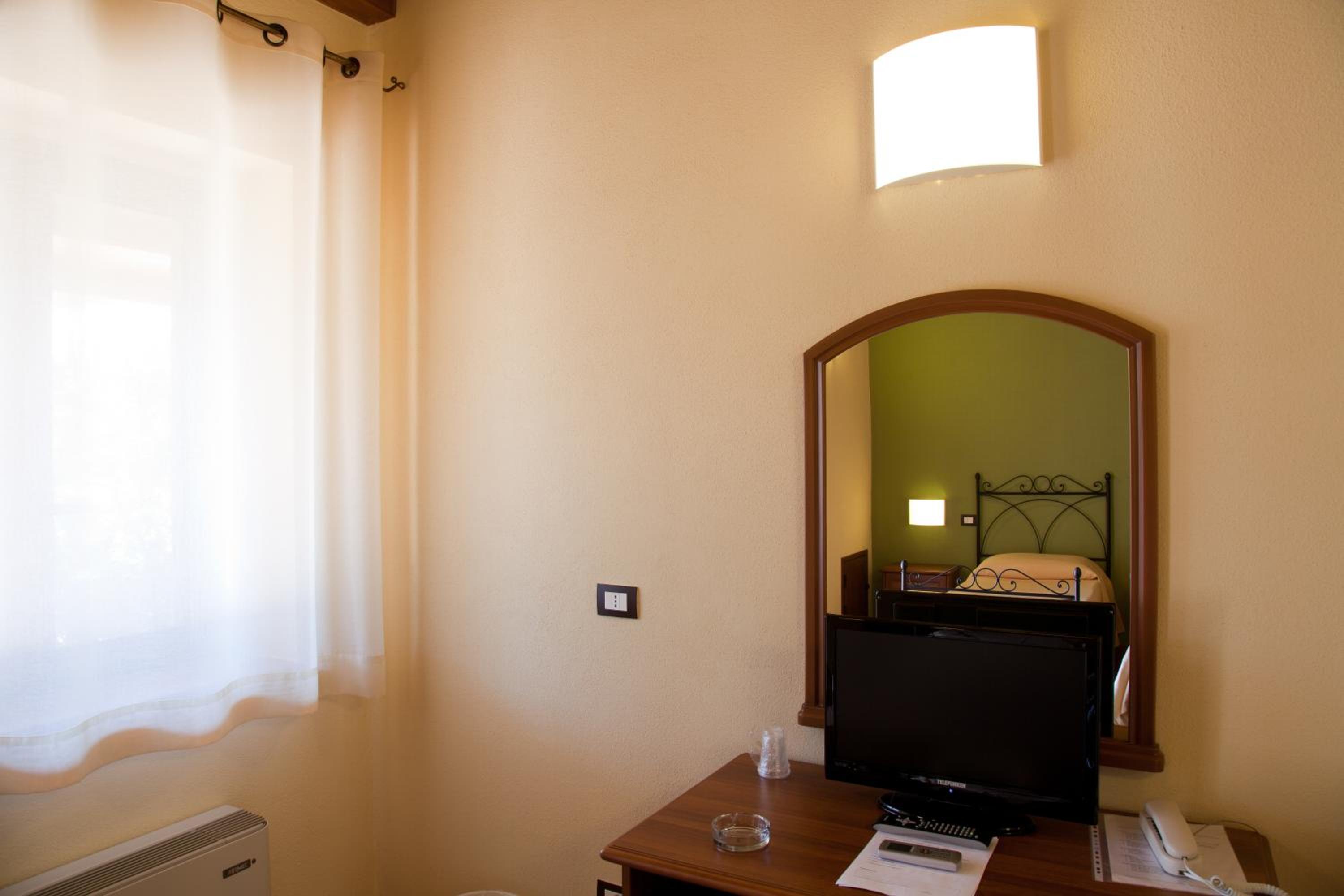 Twin Room - Photo 7