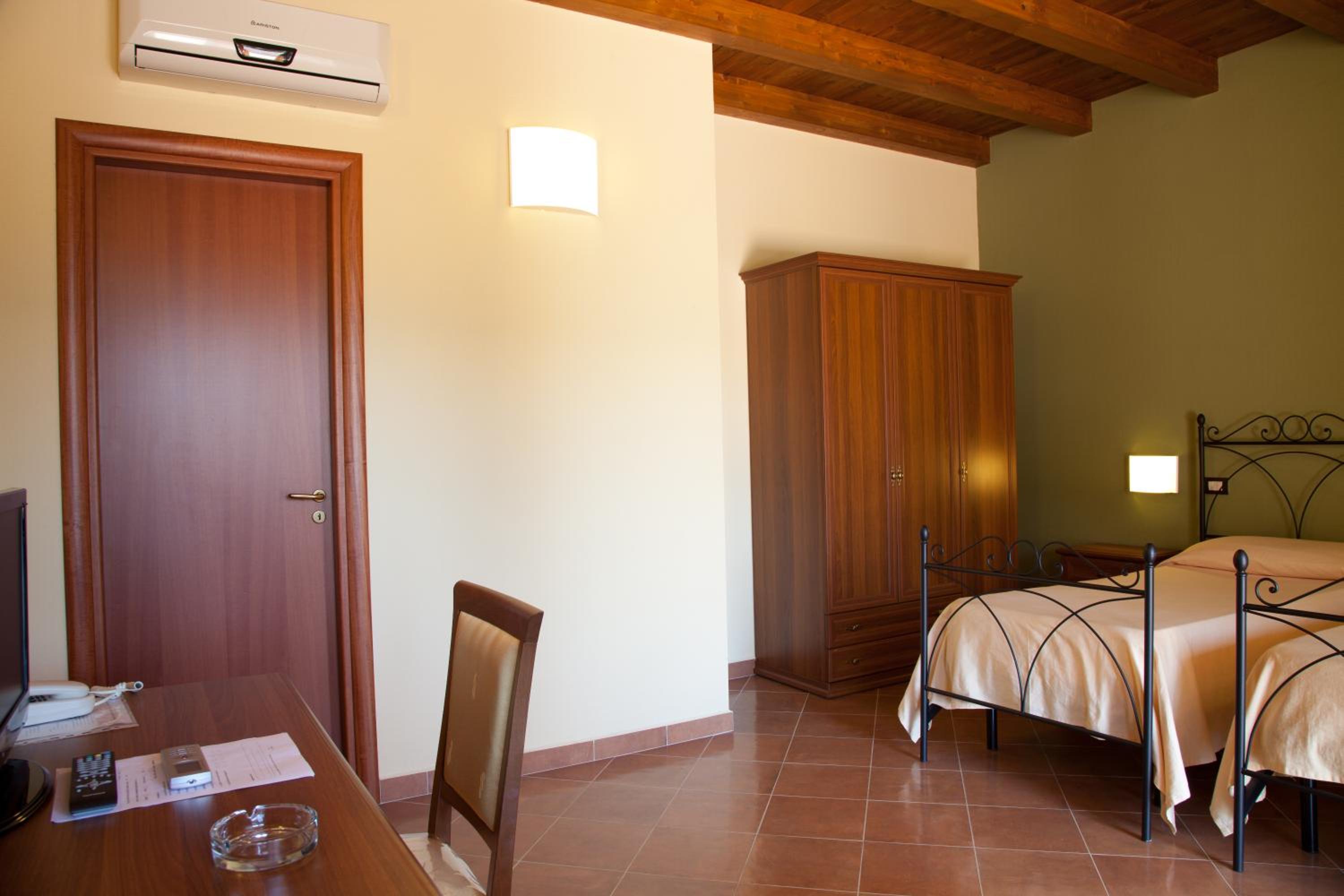 Twin Room - Photo 5