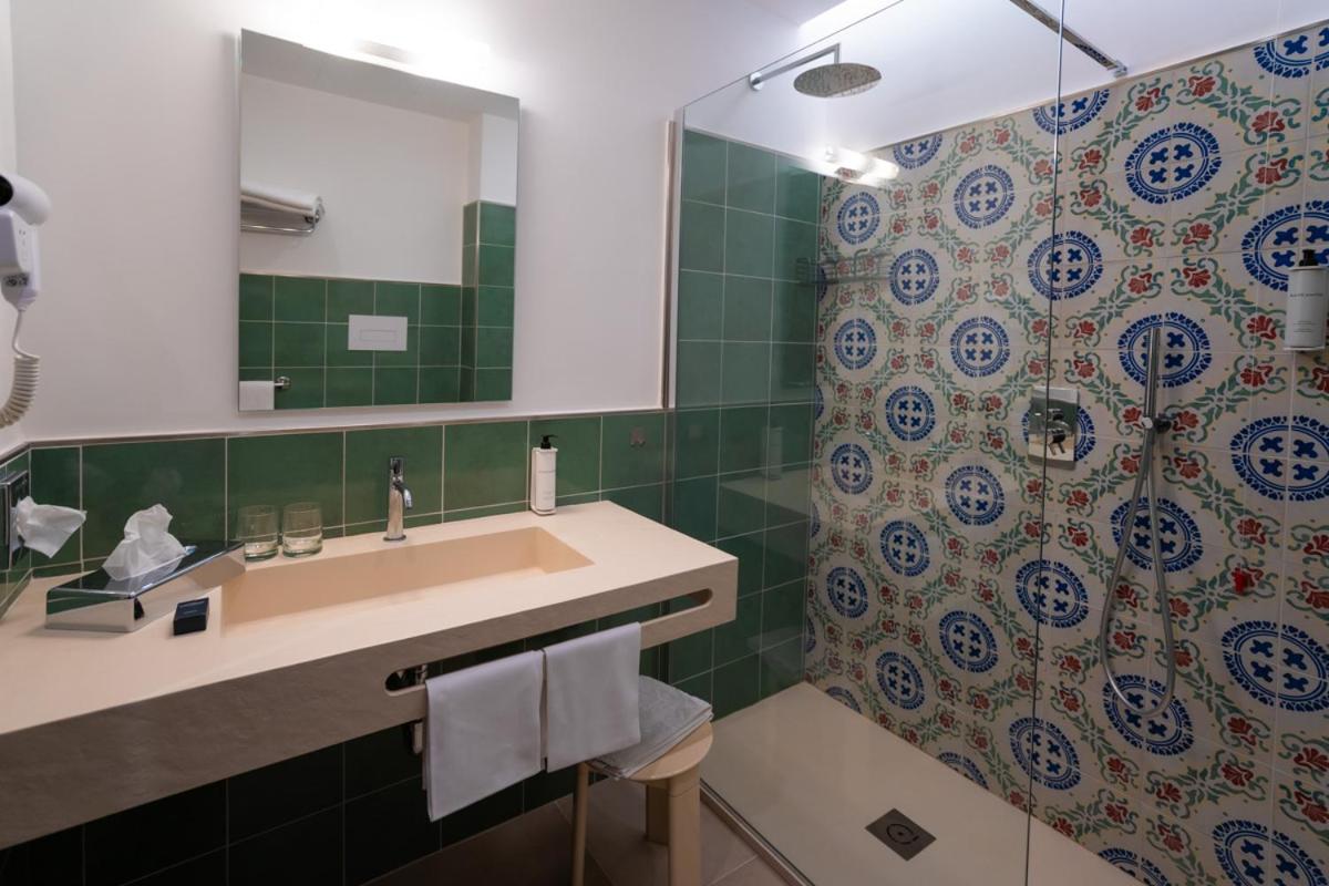 Deluxe Double Room with Sea View - Photo 9