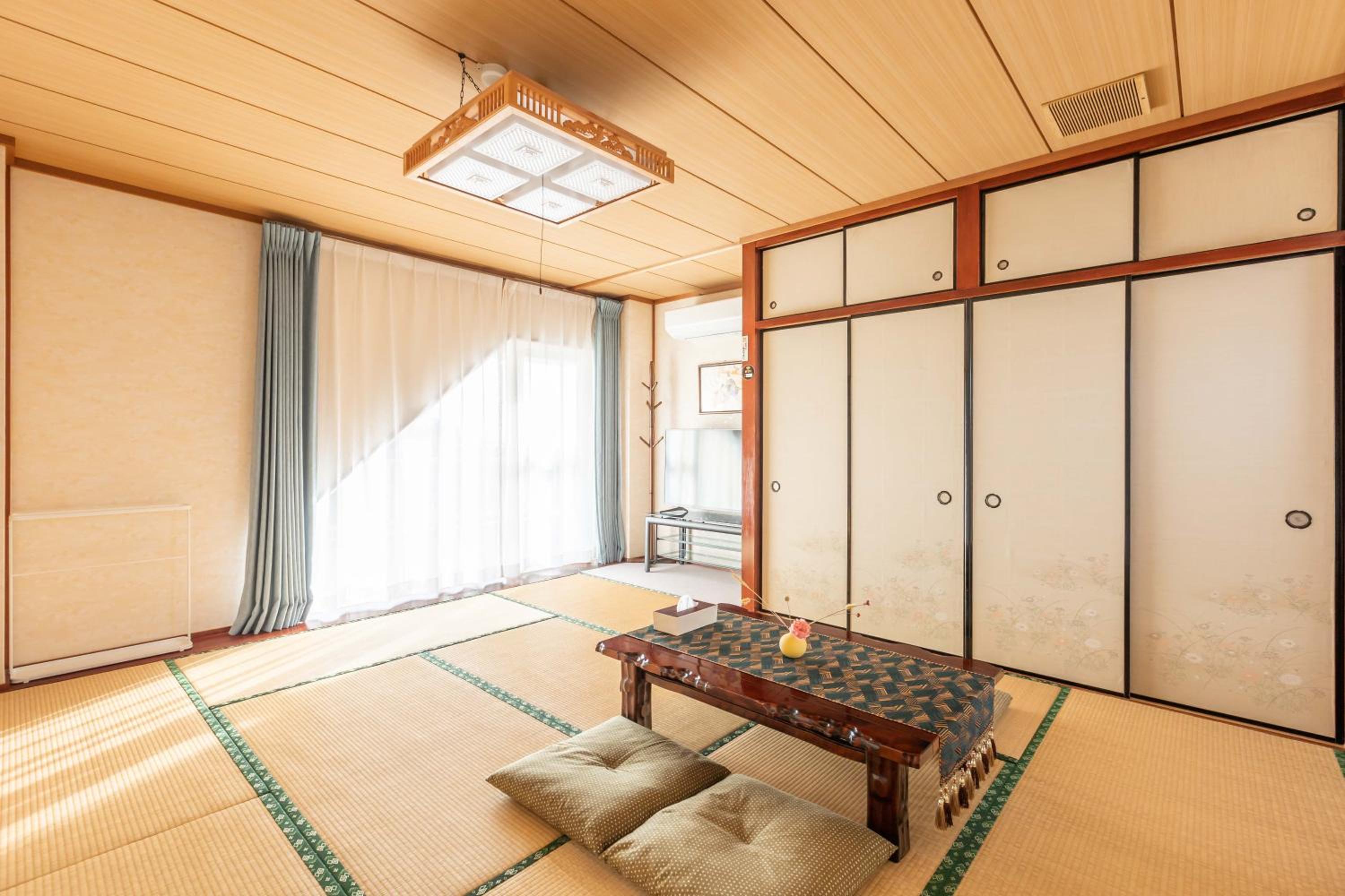 Family Room With Balcony photo 3