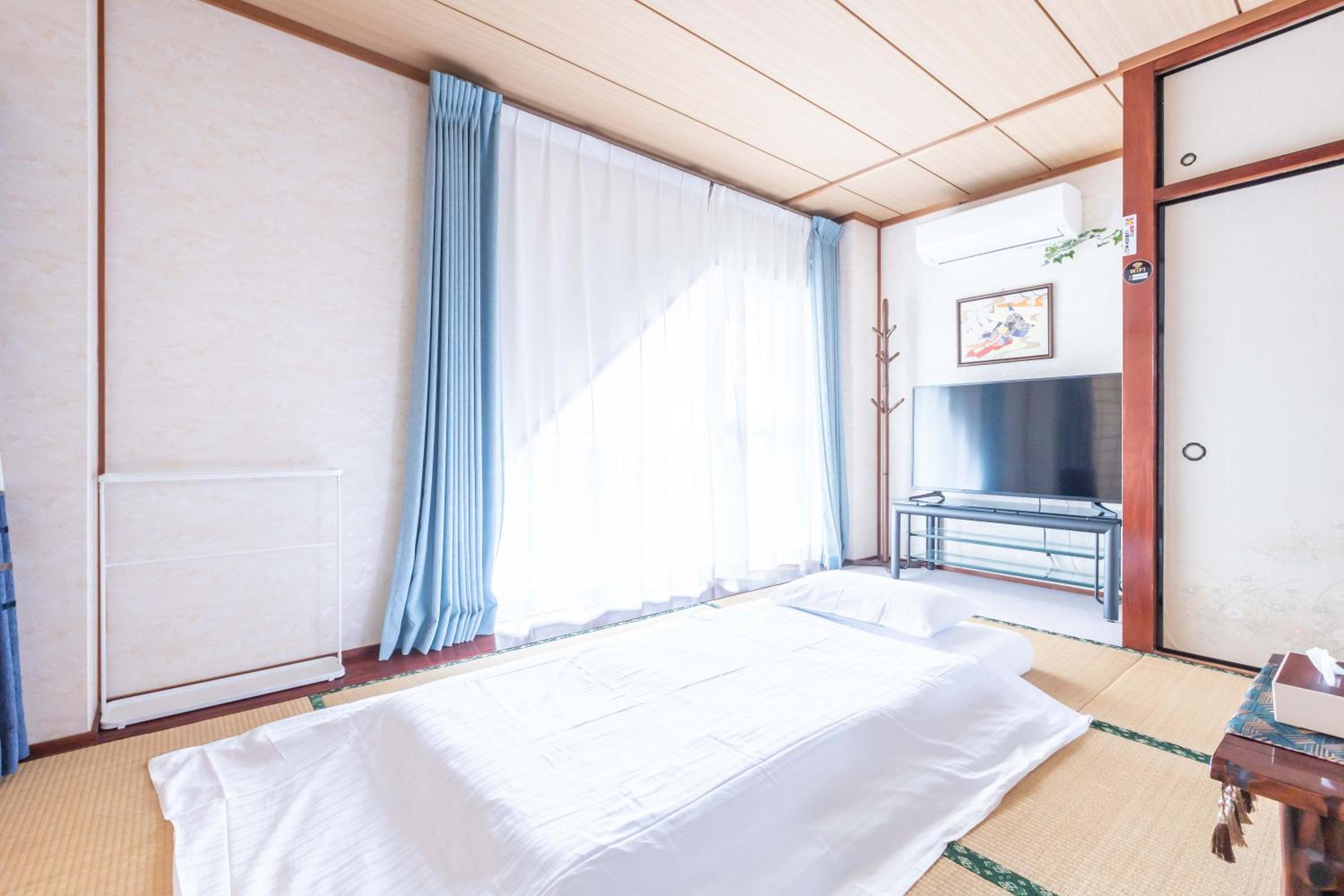 Family Room With Balcony photo 2