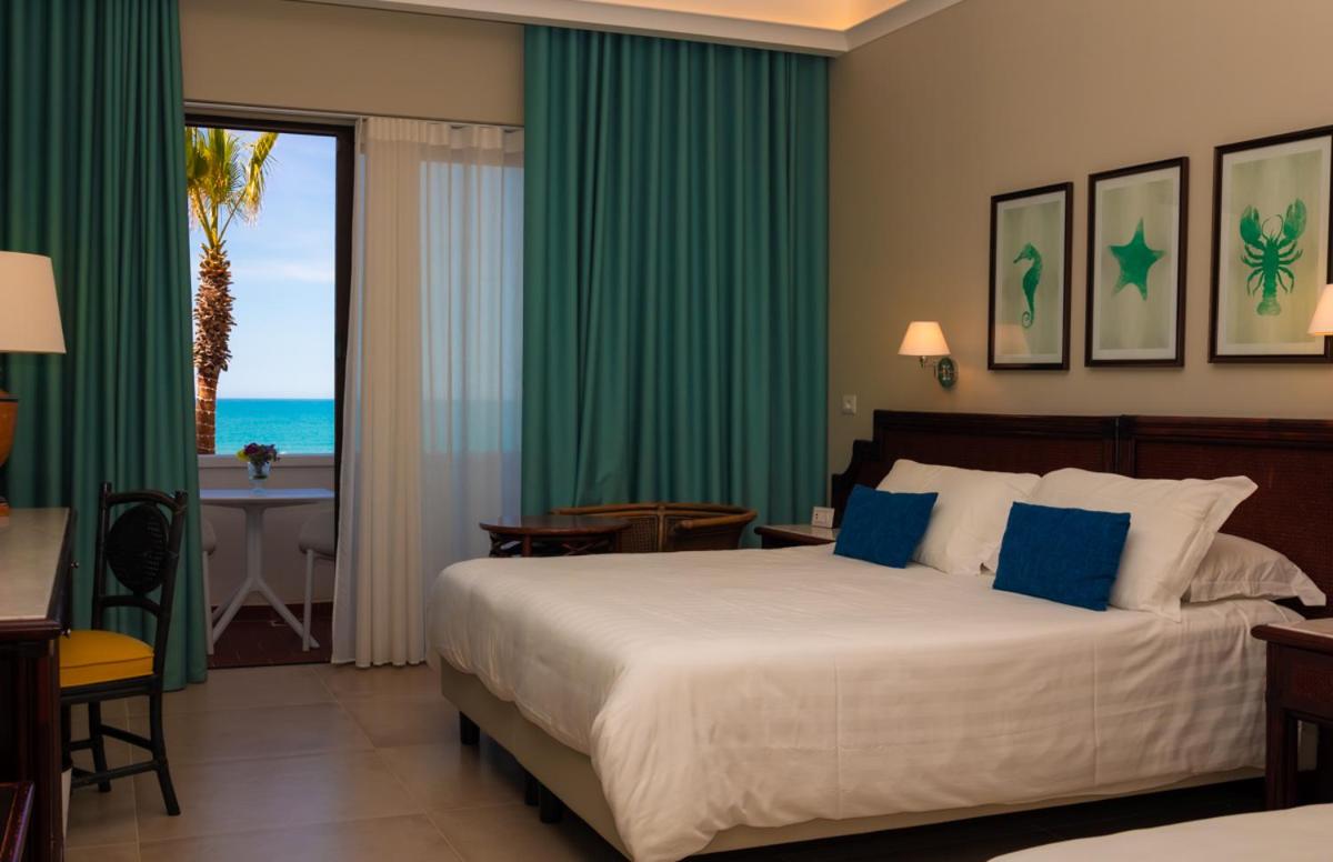 Deluxe Double Room with Sea View - Photo 17