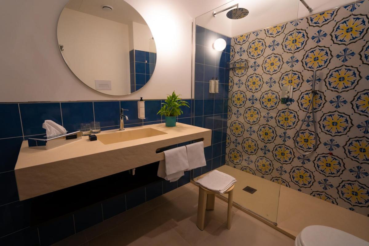 Deluxe Double Room with Sea View - Photo 4