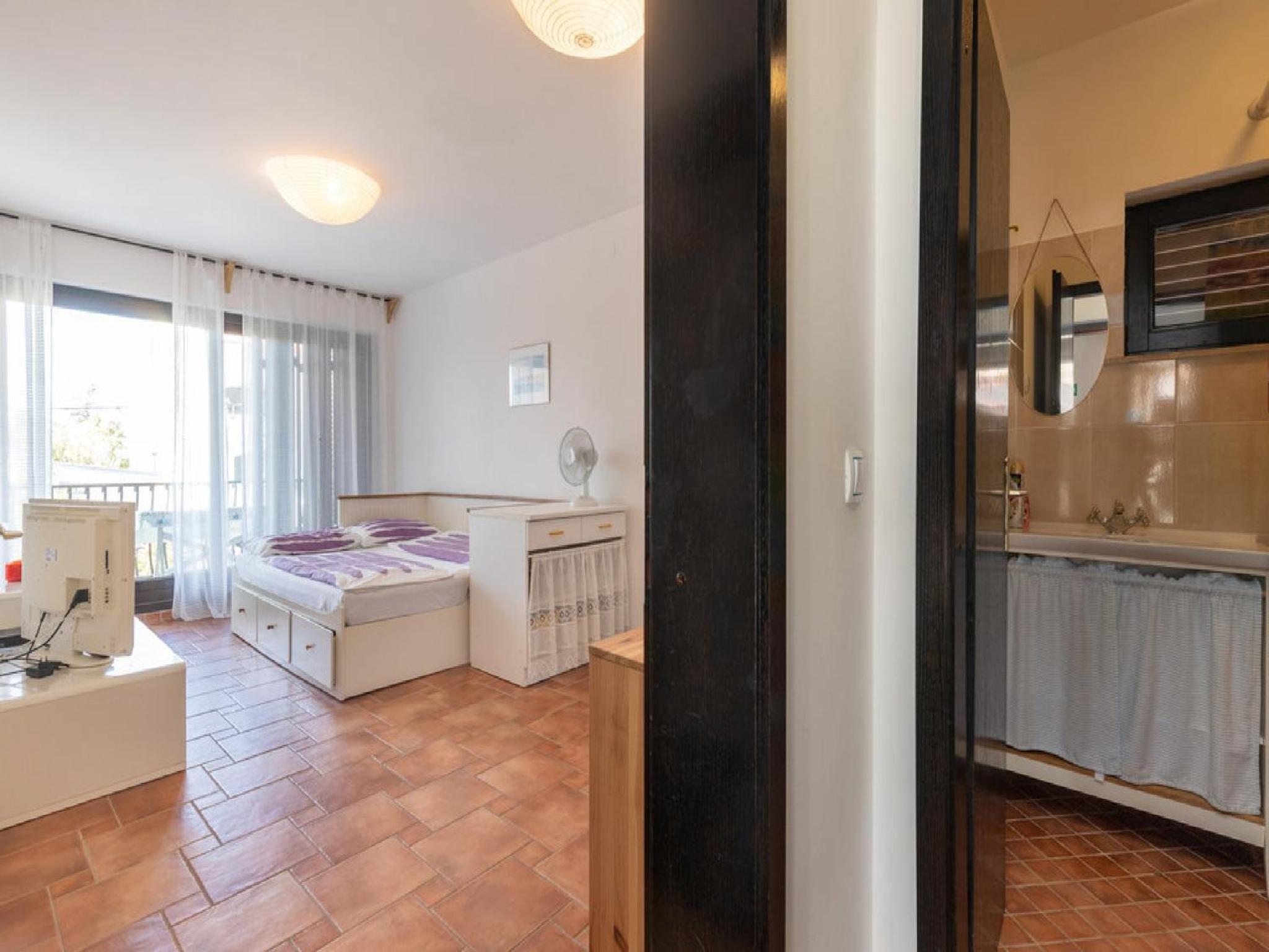 Studio Apartment with Balcony photo 3