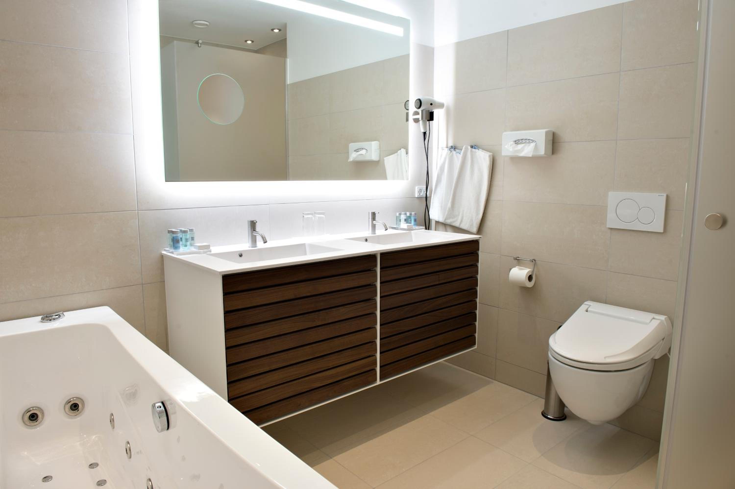 King Suite  with Jacuzzi - Photo 6