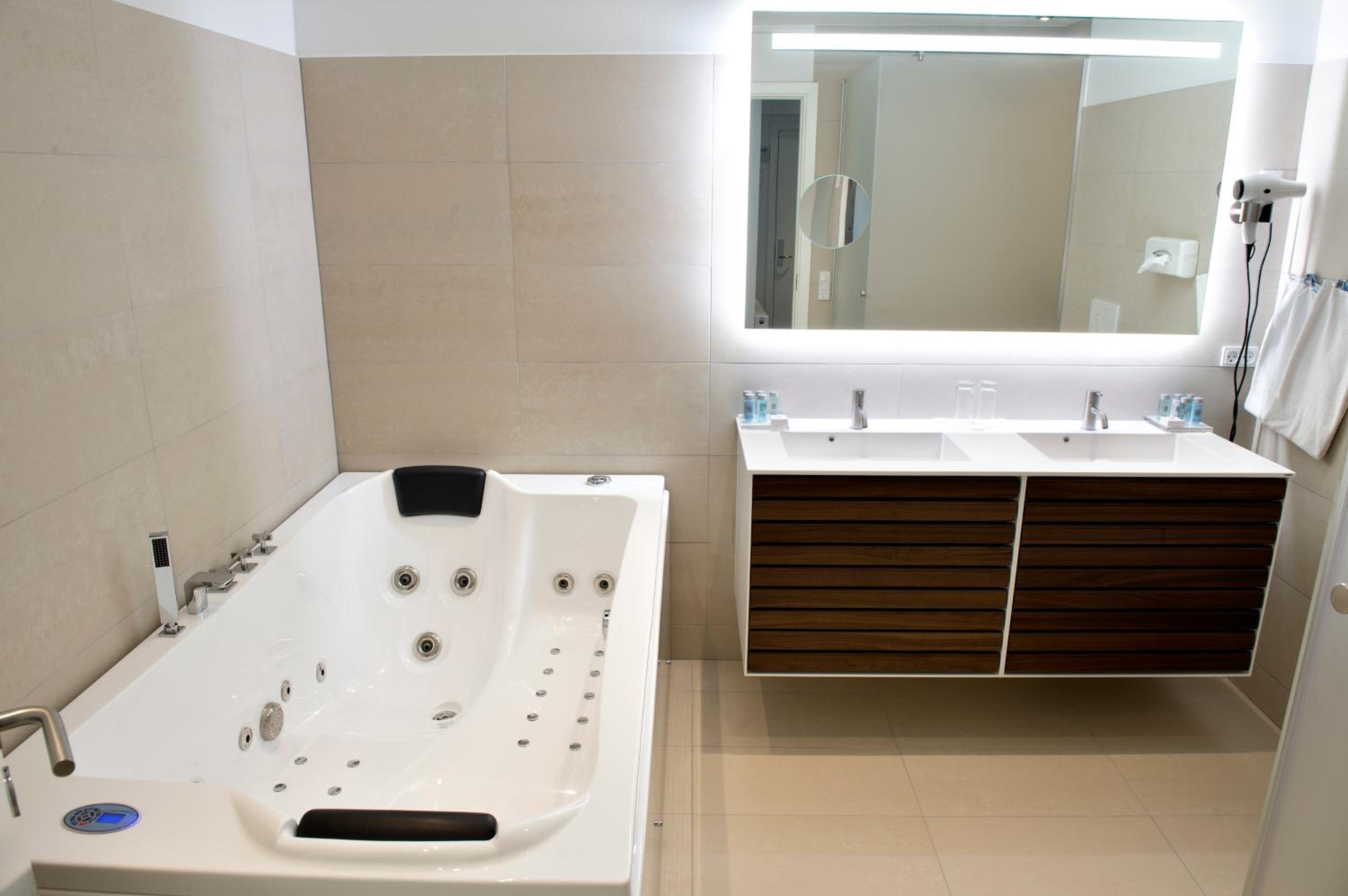 King Suite  with Jacuzzi - Photo 5
