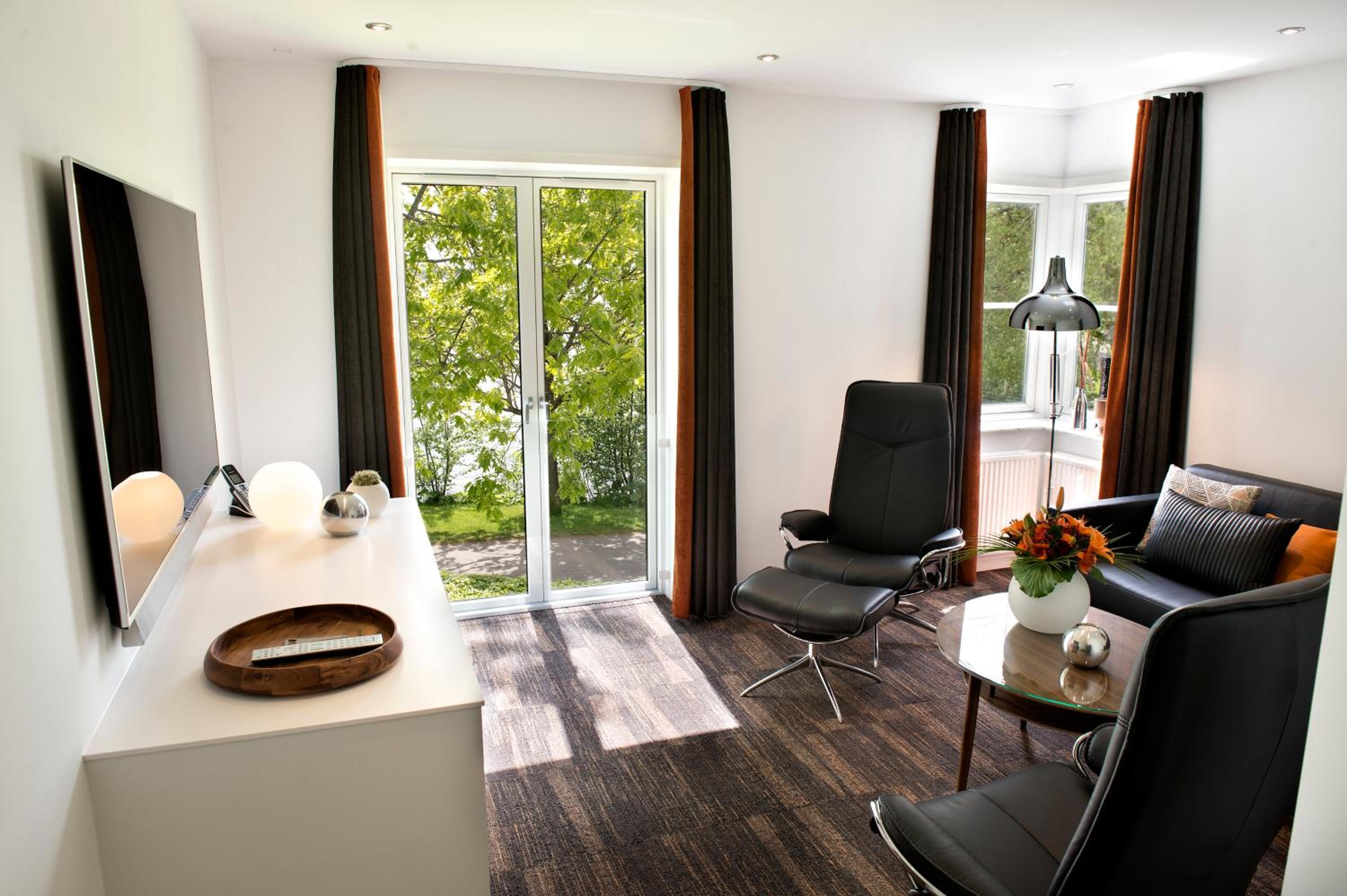 King Suite  with Jacuzzi - Photo 9