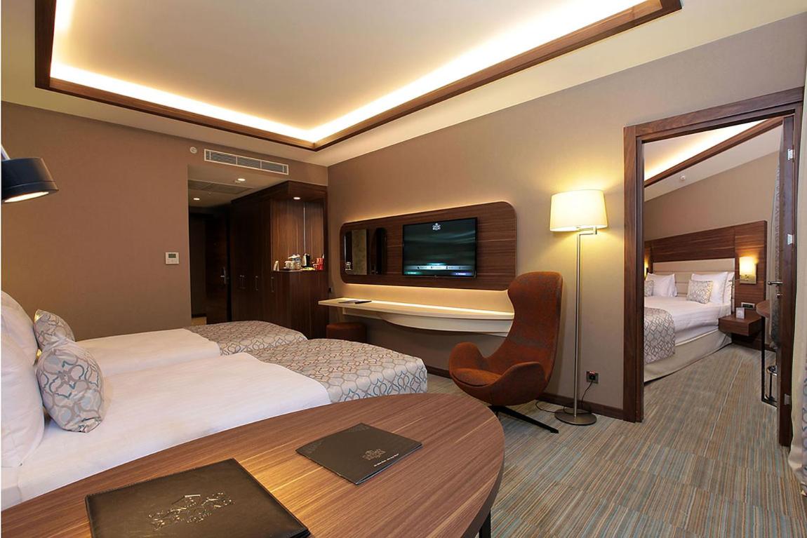 Family Suite with Free Airport Transfer photo 3