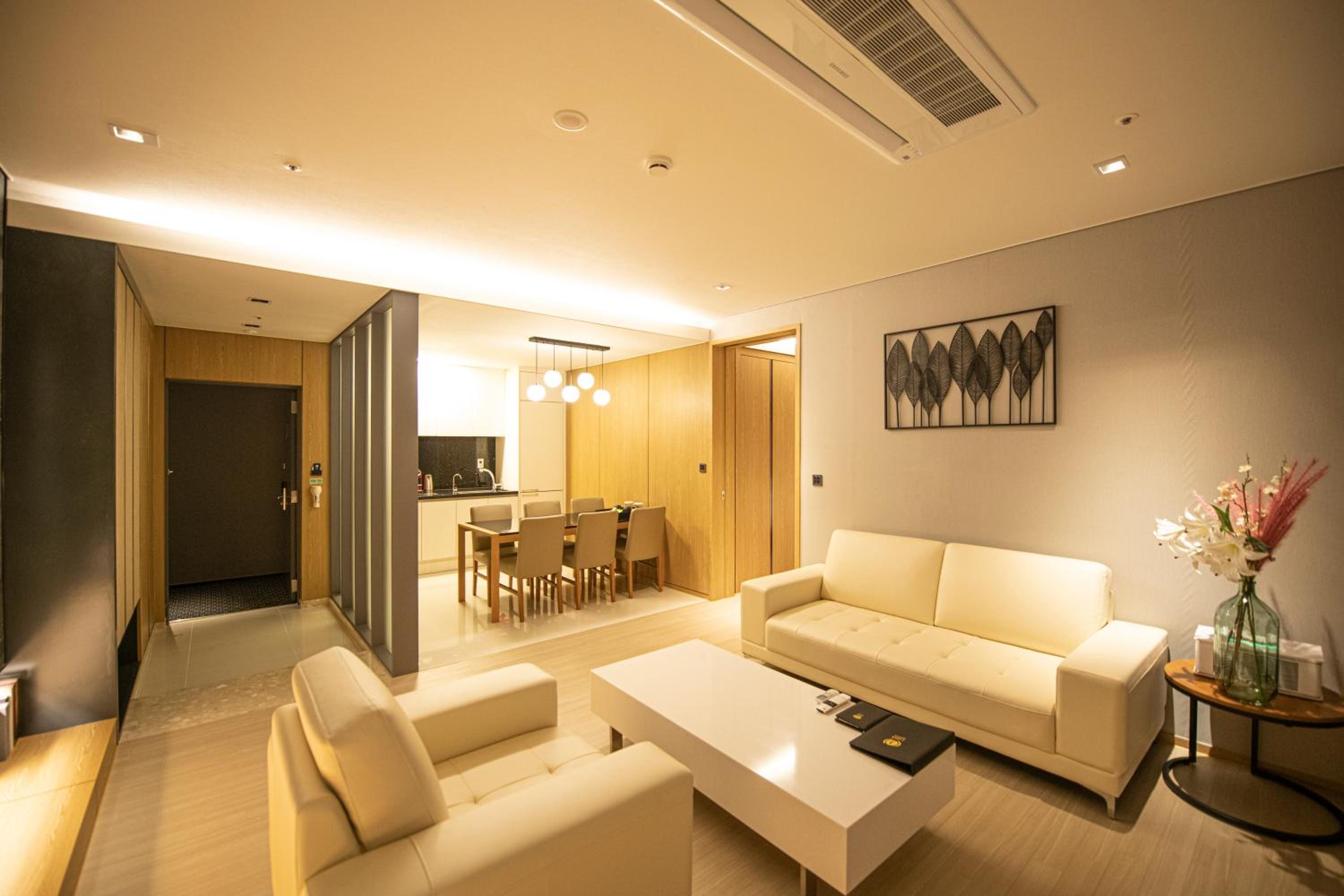 Executive Suite - Photo 1