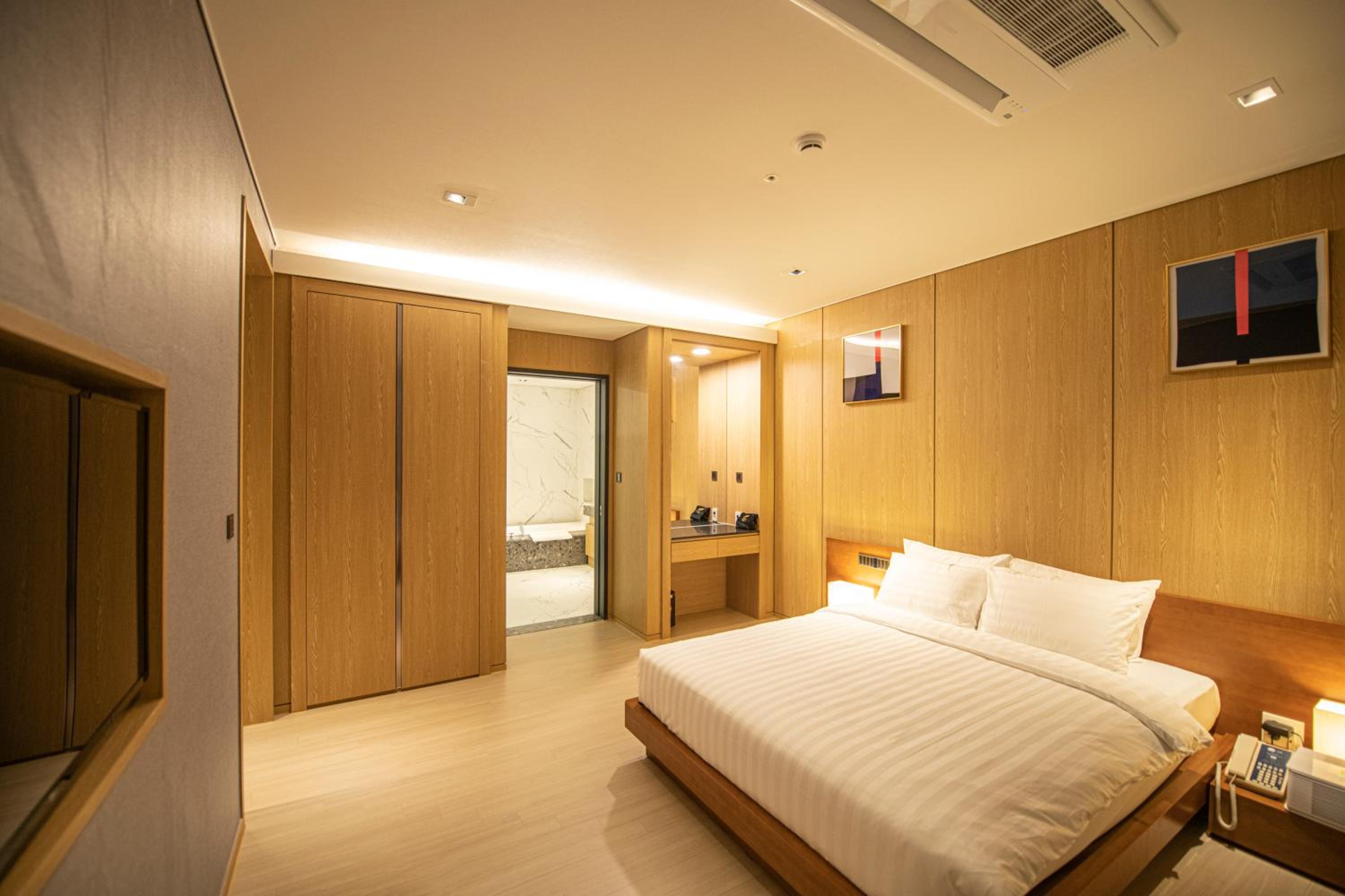 Executive Suite - Photo 4