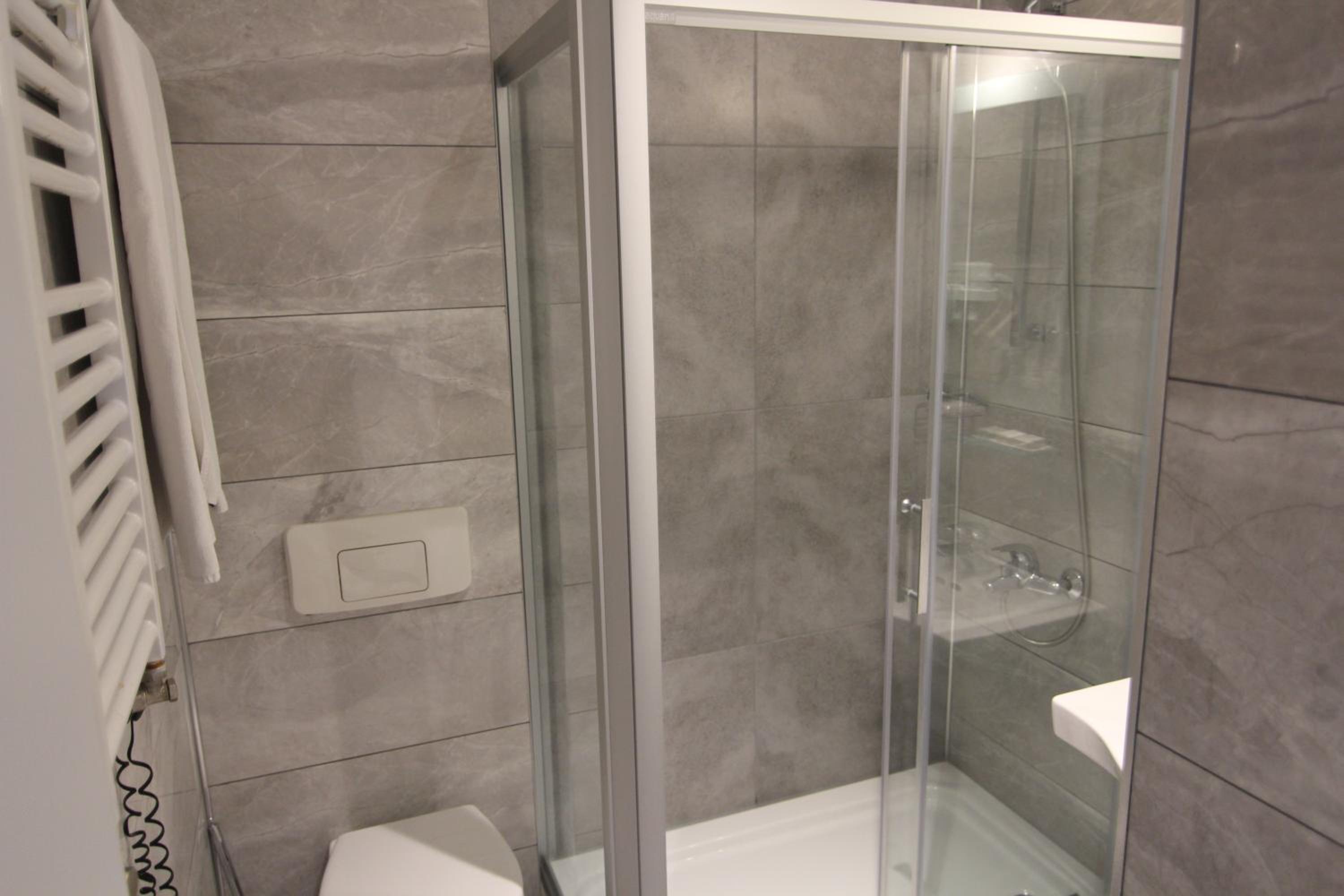 Deluxe Double or Twin Room - Photo 5