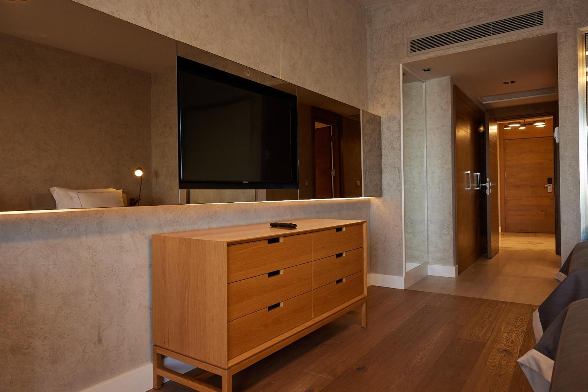 Grand Family Penthouse Suite thumbnail 5