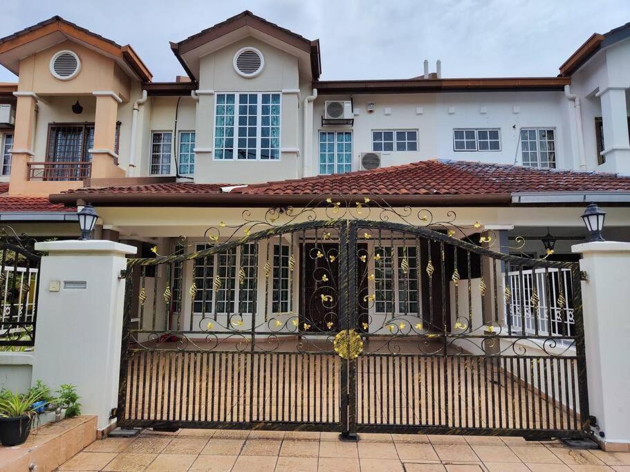 Four-Bedroom House photo 3