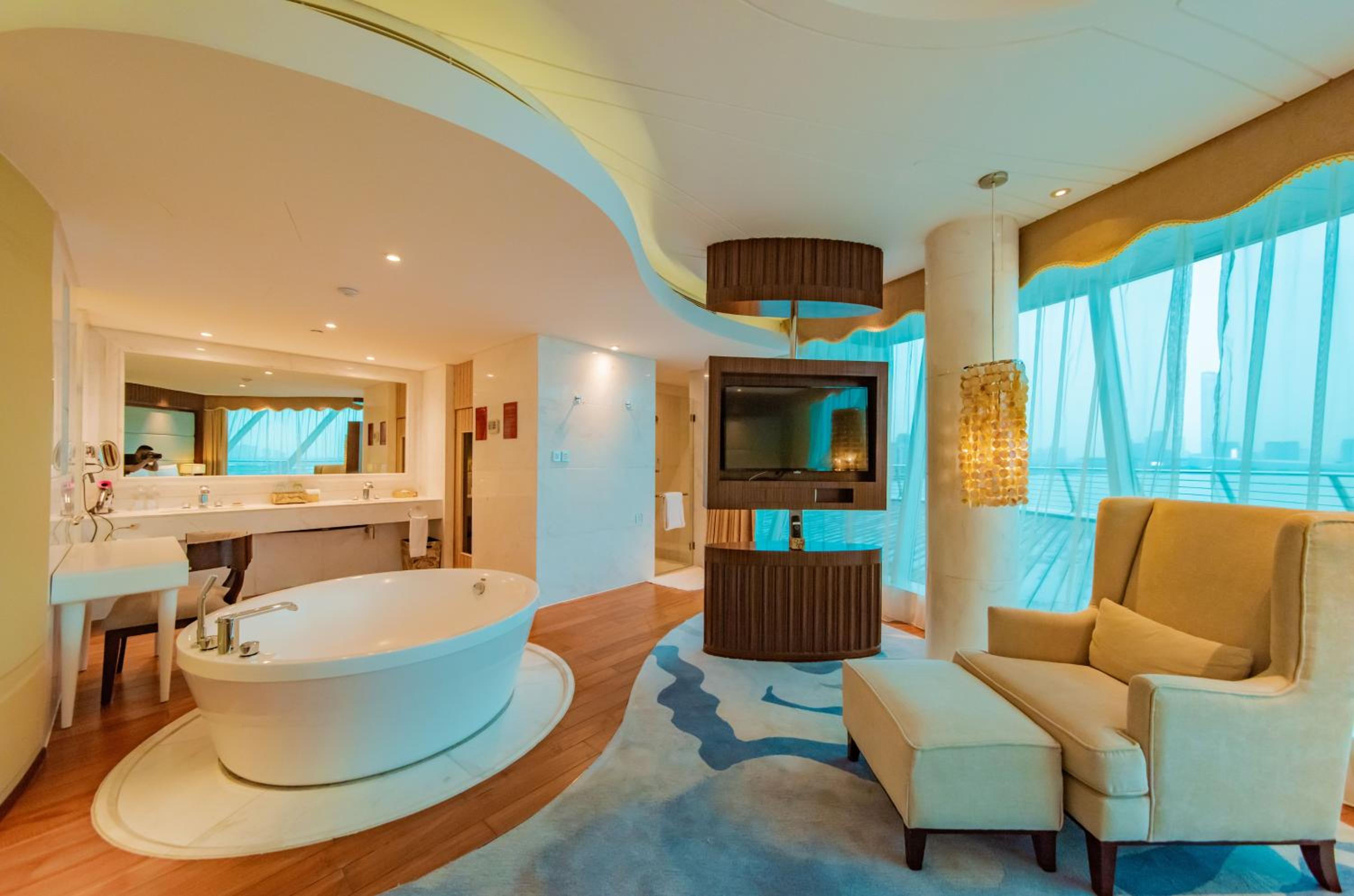 1 King Captain Suite Lounge Access Lake View