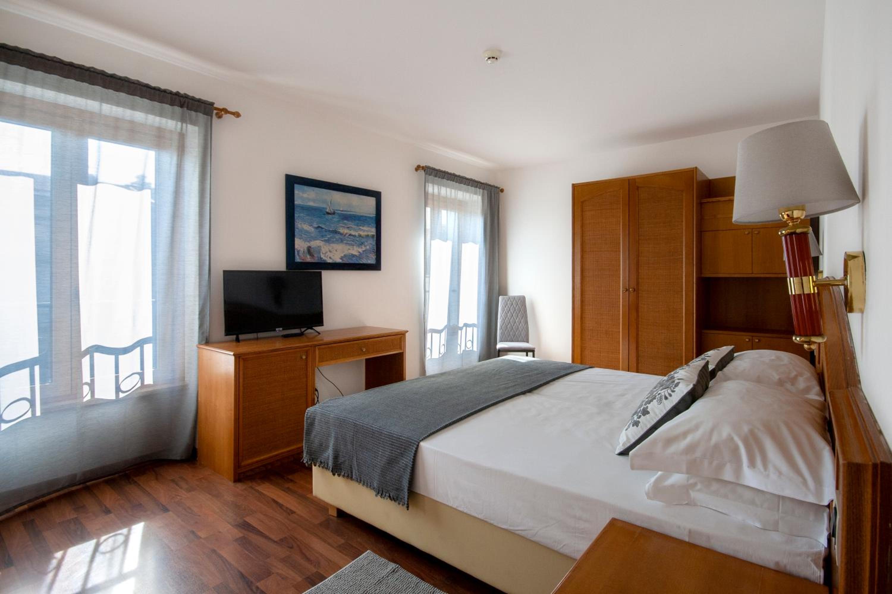 Double Room - Photo 2