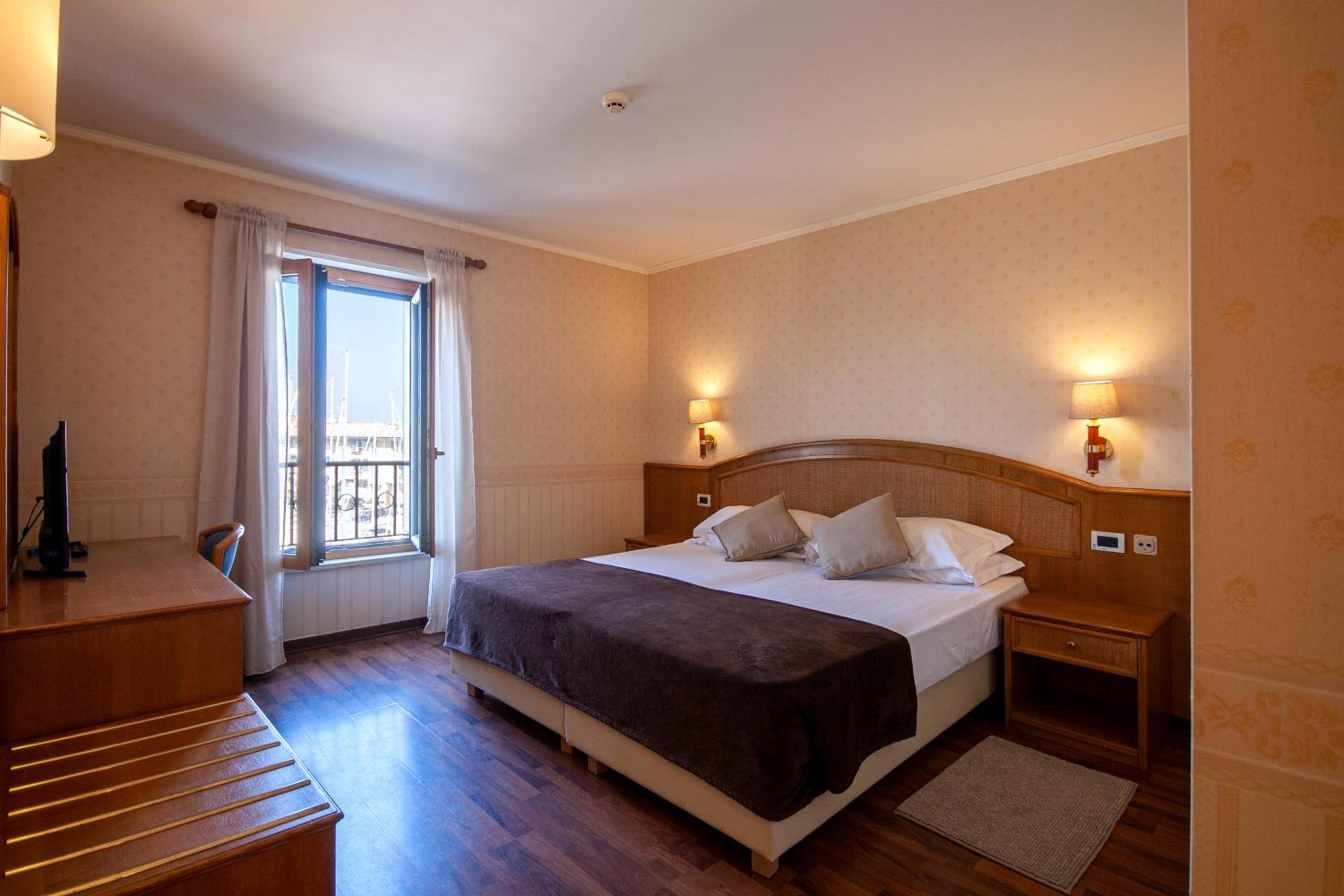 Double Room with Harbor View - Photo 1