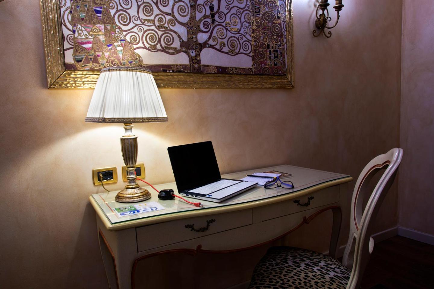 Senior Suite - Photo 12