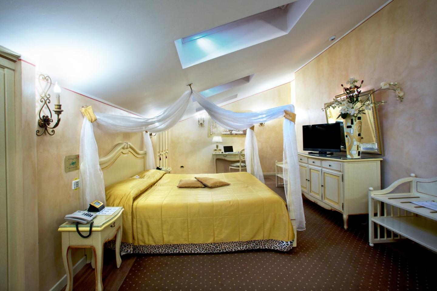 Senior Suite - Photo 13
