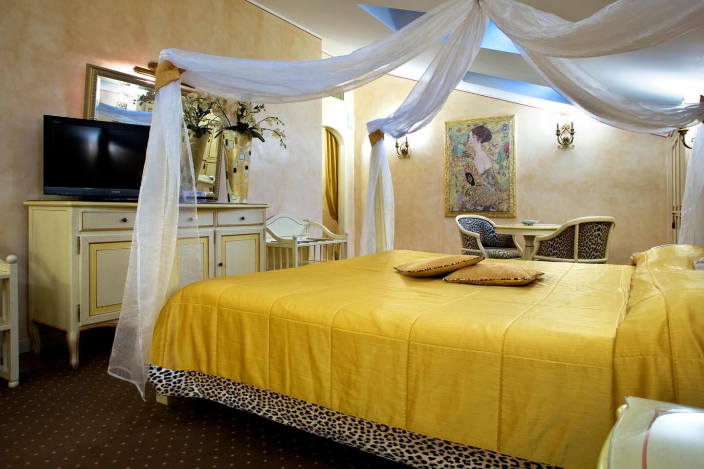 Senior Suite - Photo 14