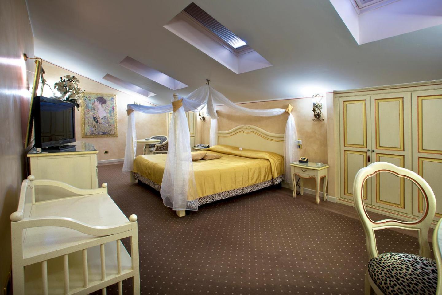 Senior Suite - Photo 15
