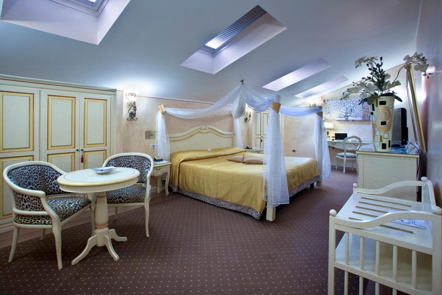 Senior Suite - Photo 16