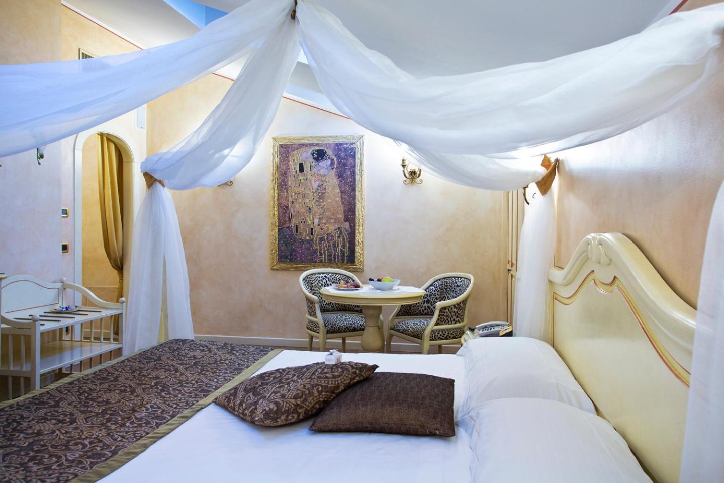 Senior Suite - Photo 2