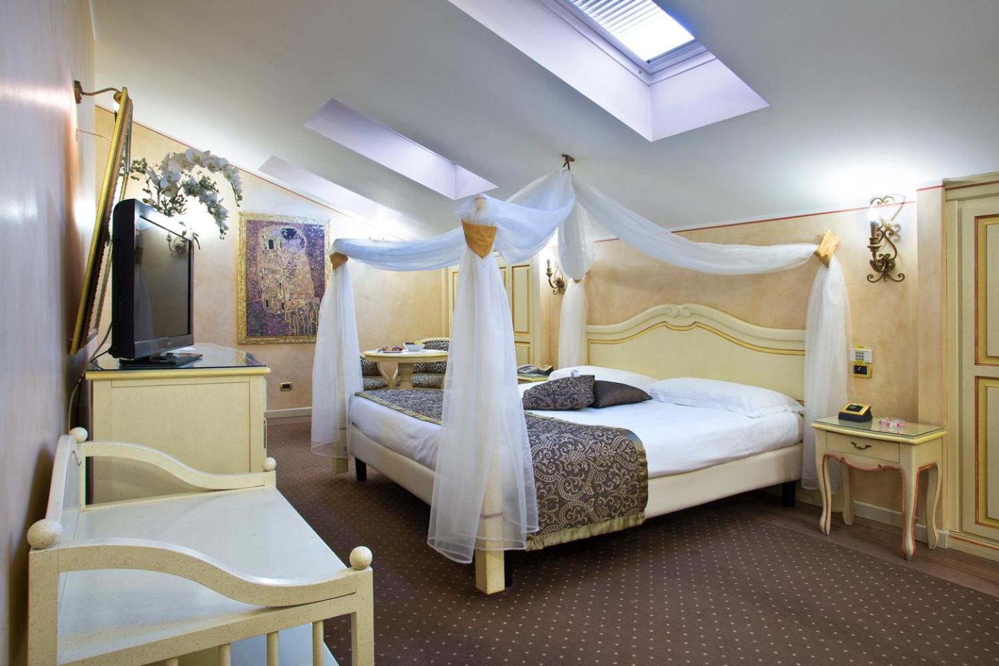 Senior Suite - Photo 17
