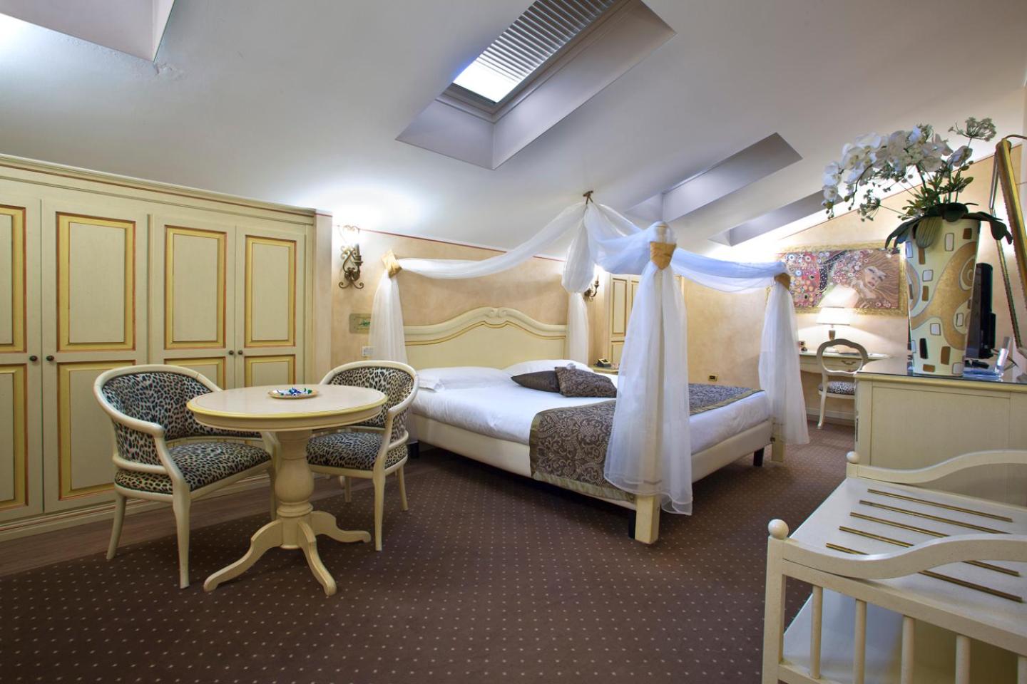 Senior Suite - Photo 18