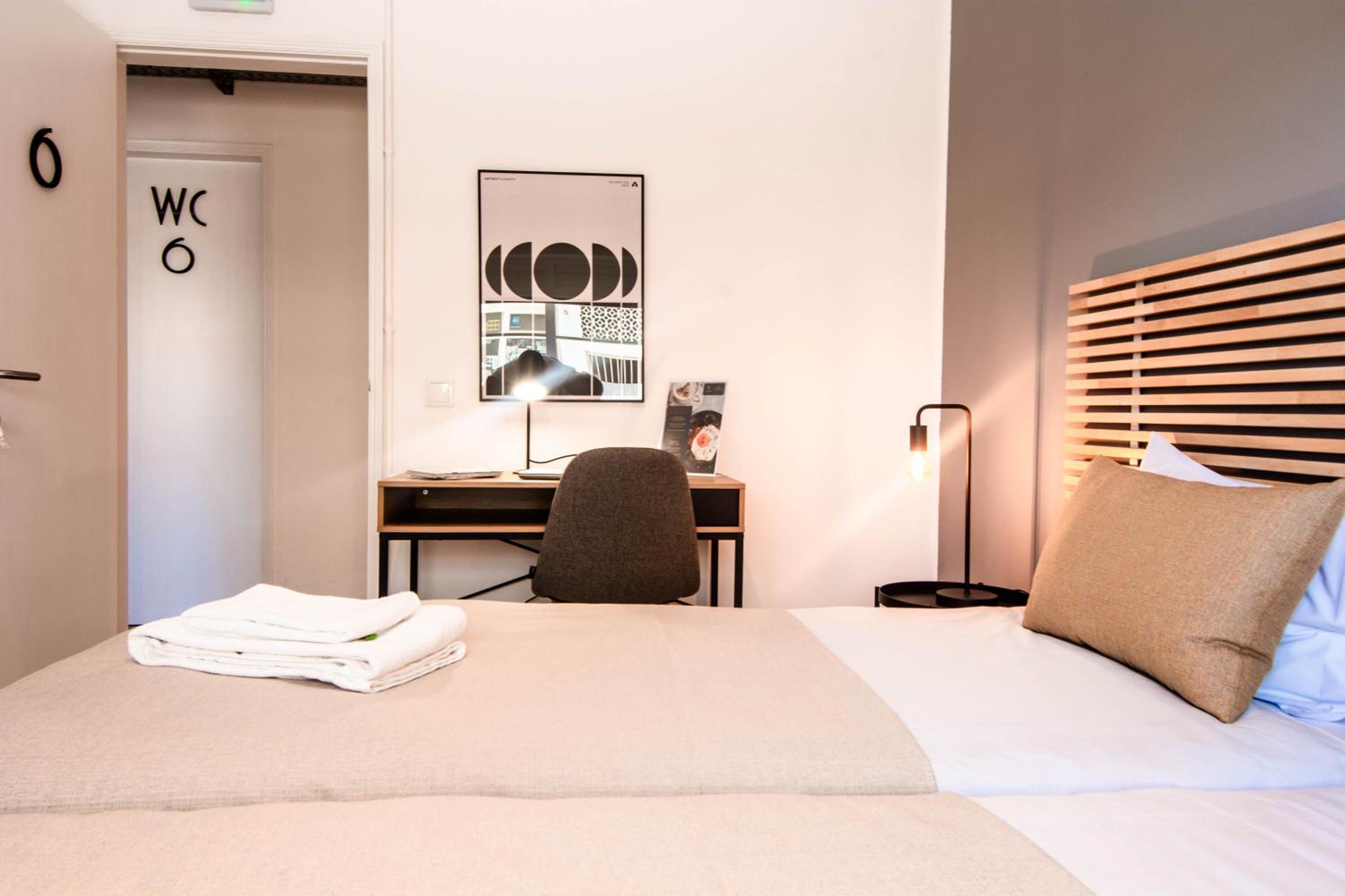Double or Twin Room with Private Bathroom photo 3