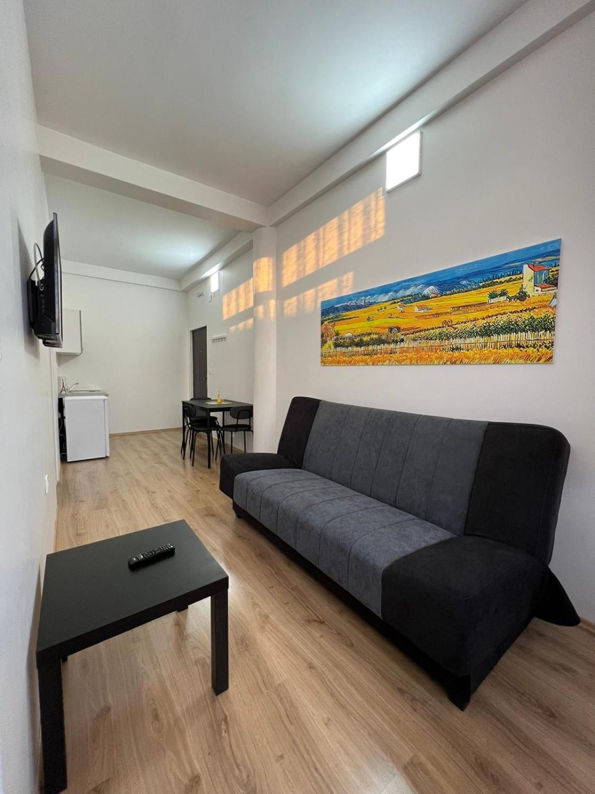 Studio Apartment - Photo 1