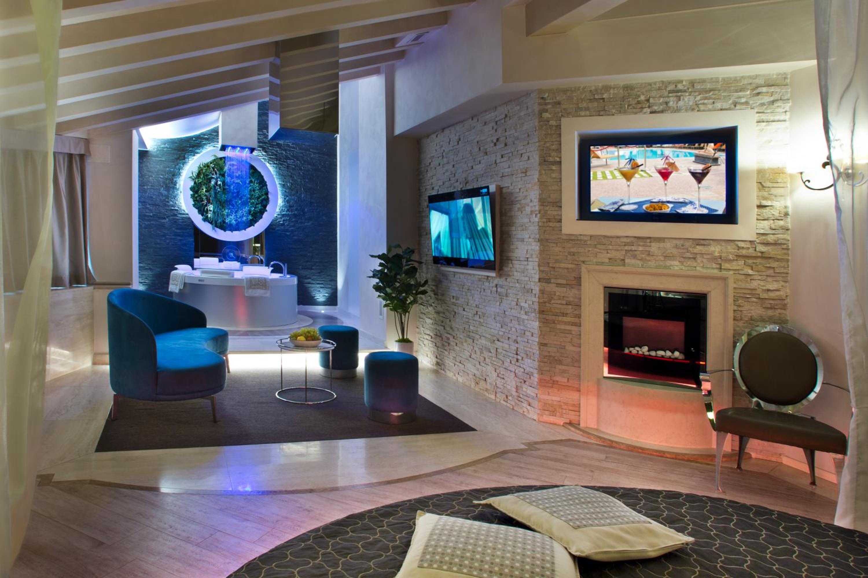 Suite with Spa Access - Photo 3