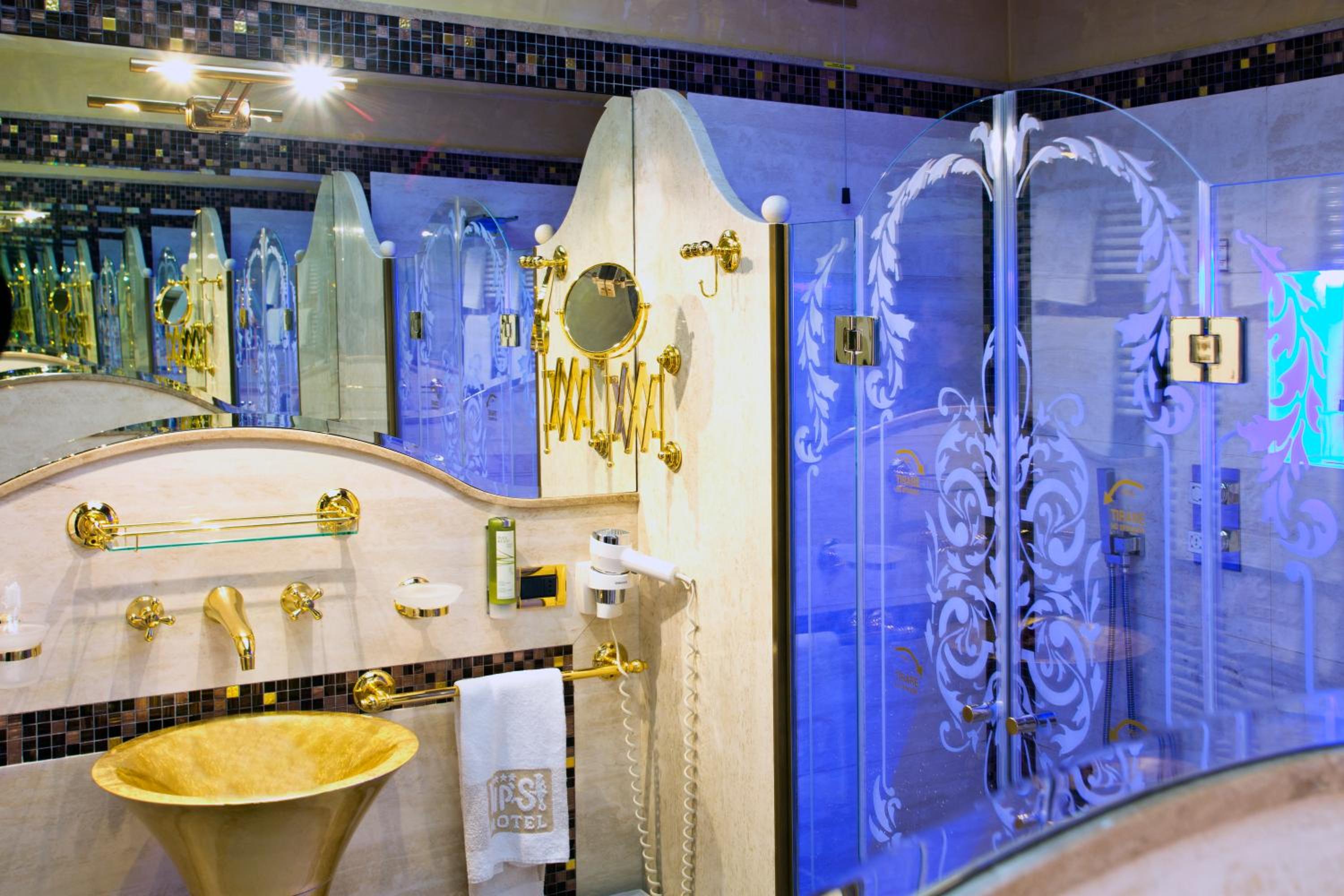 Suite with Spa Access - Photo 14