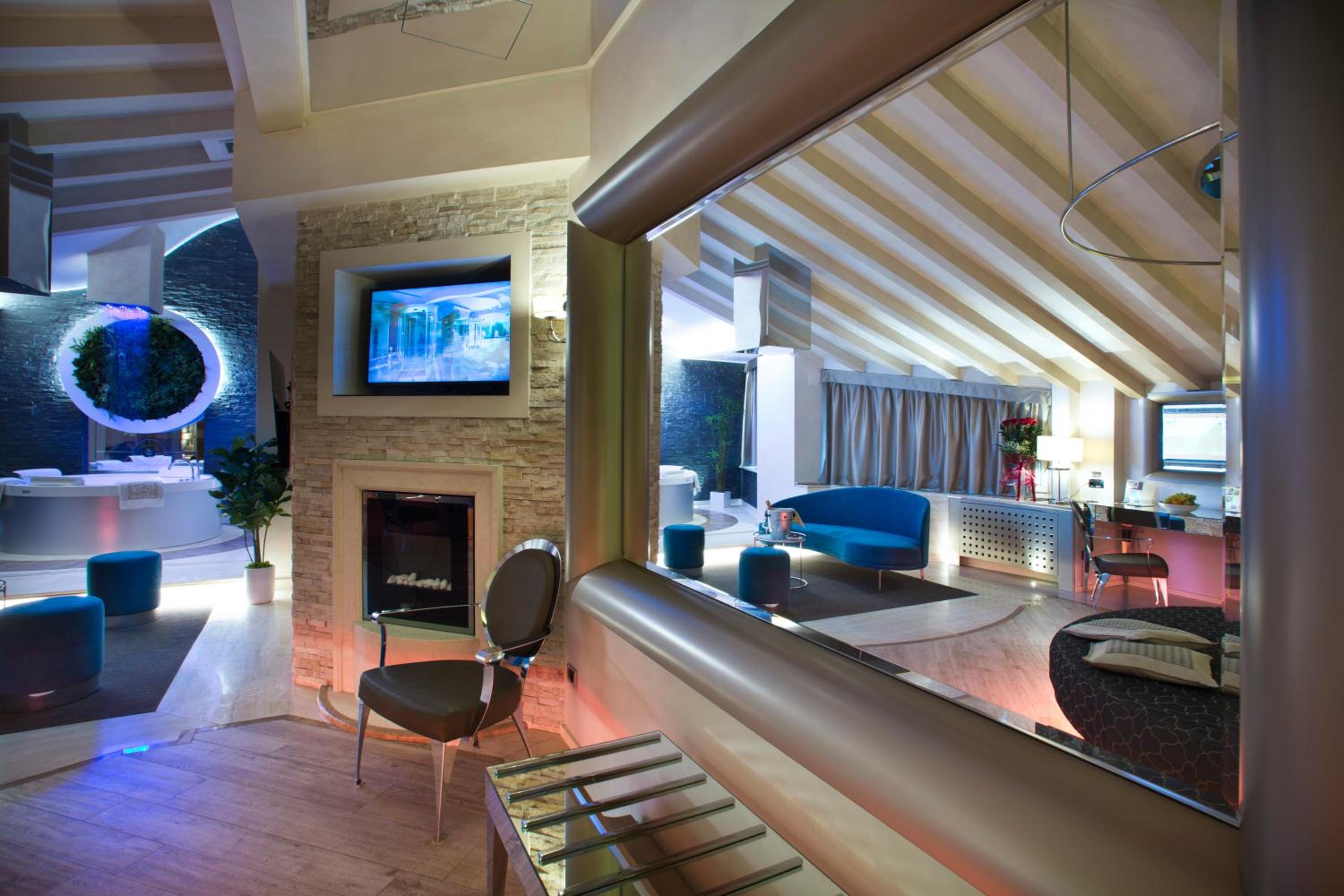 Suite with Spa Access - Photo 13