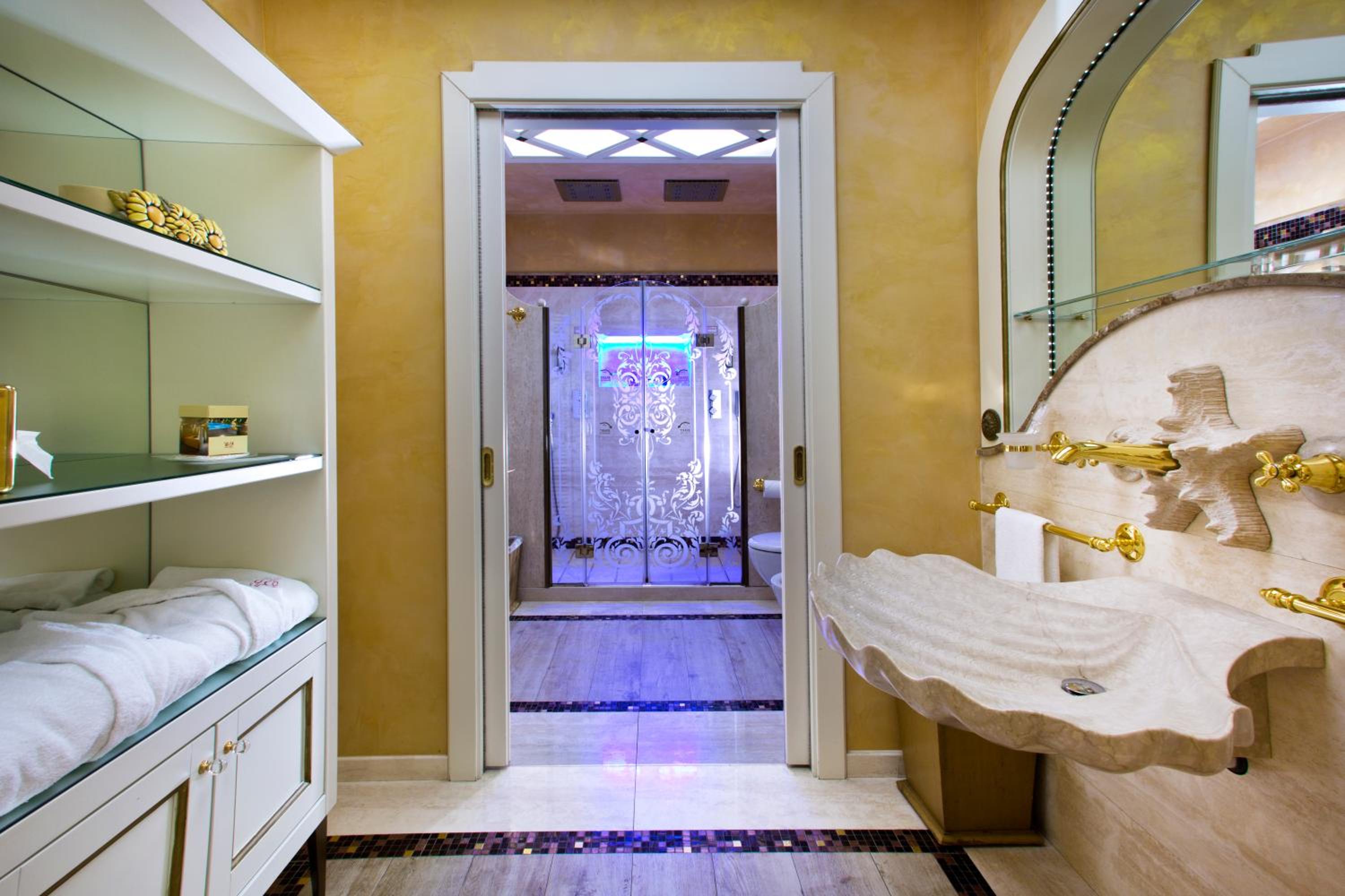 Suite with Spa Access - Photo 12