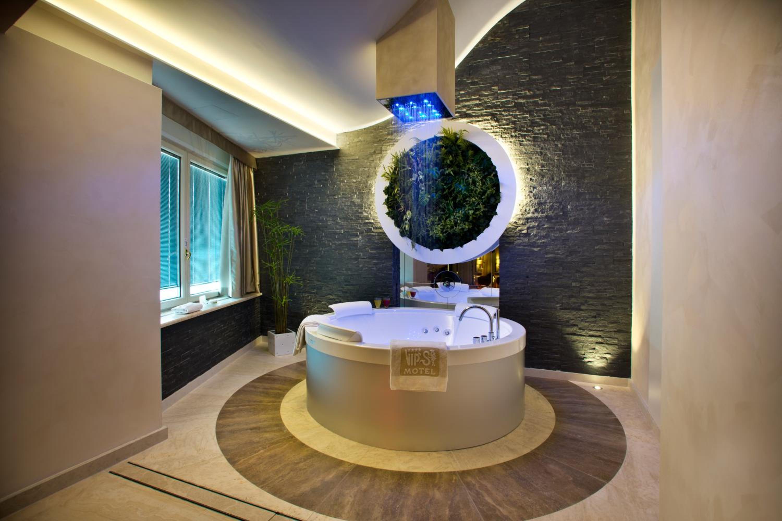 Suite with Spa Access - Photo 11