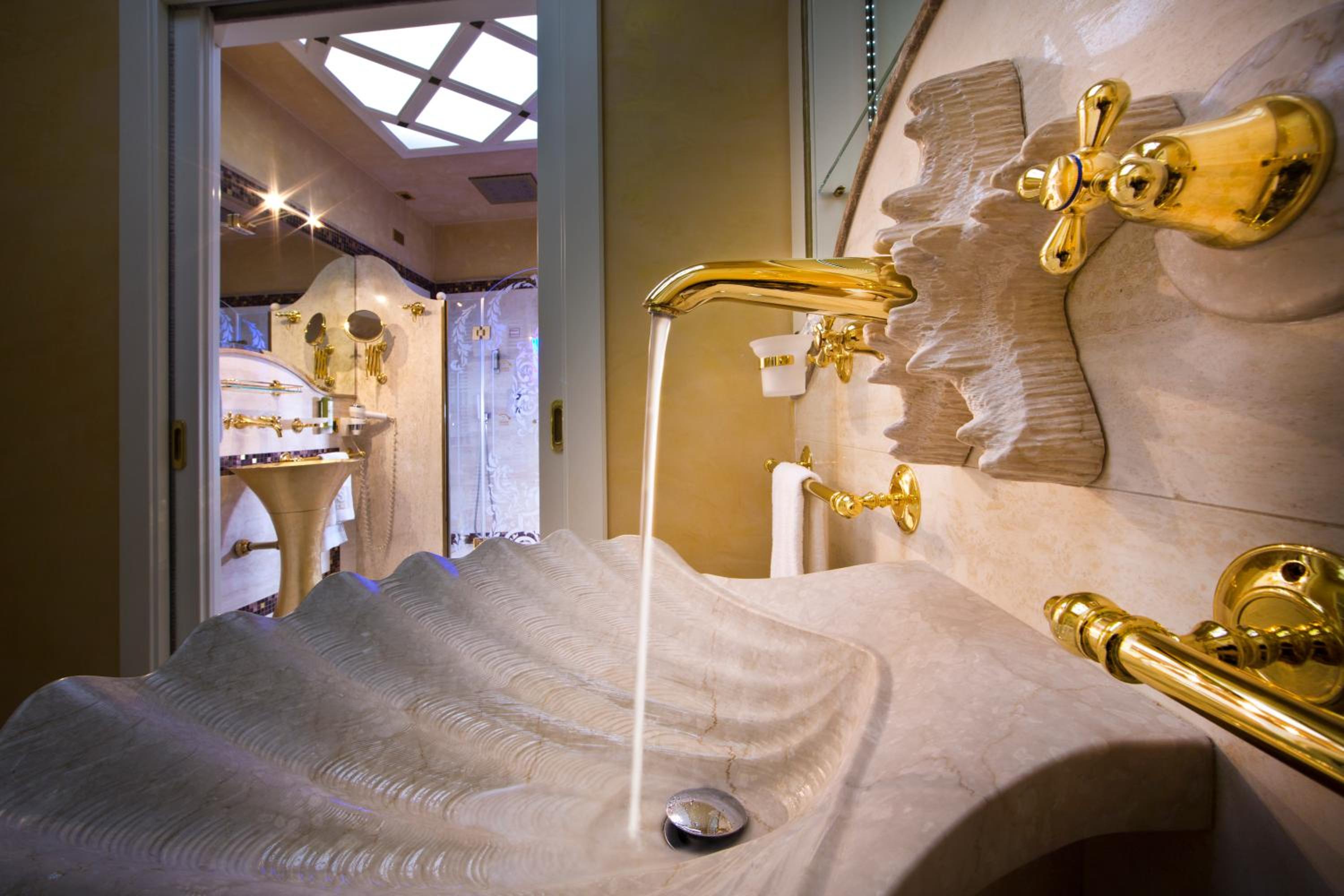 Suite with Spa Access - Photo 7