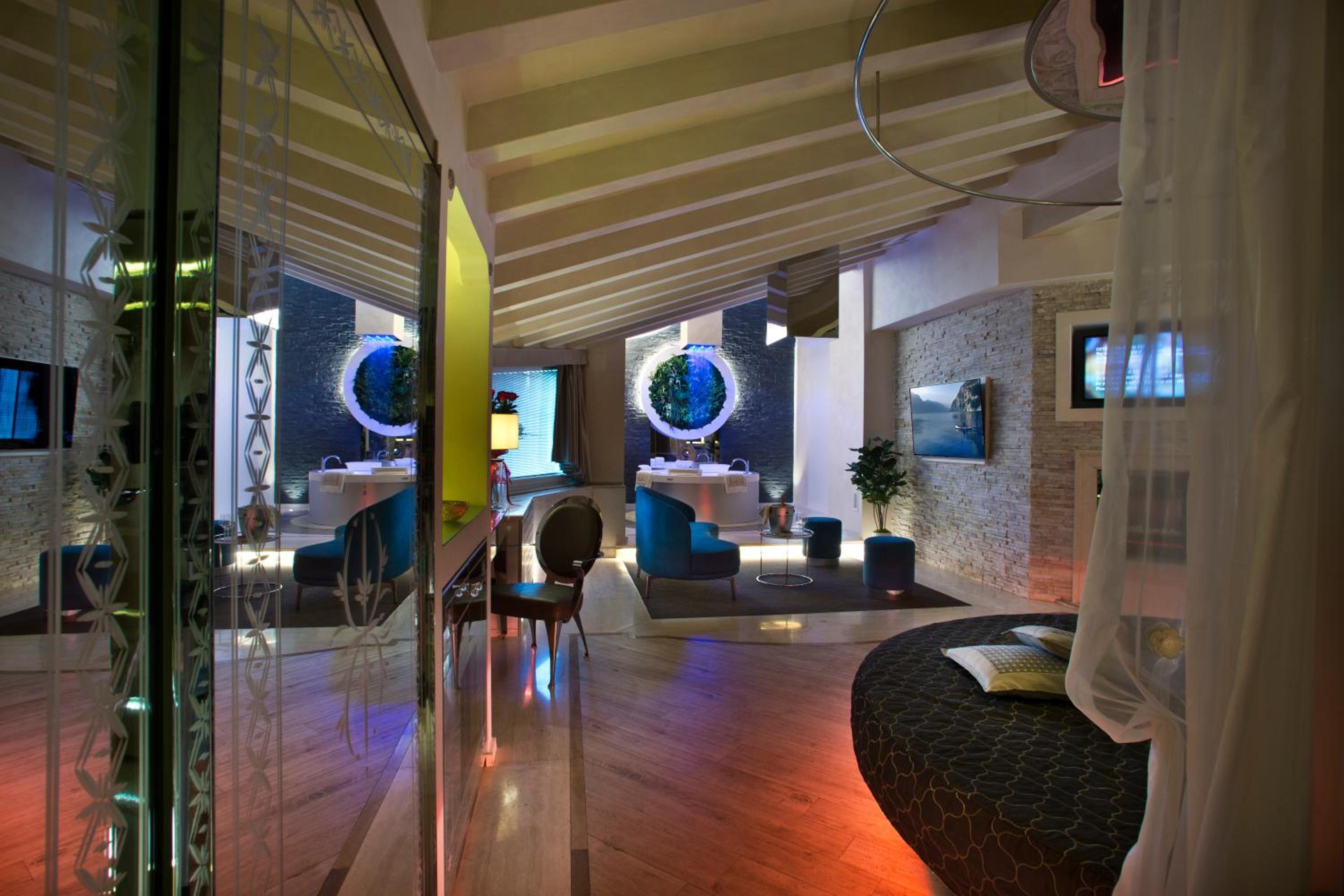 Suite with Spa Access - Photo 6
