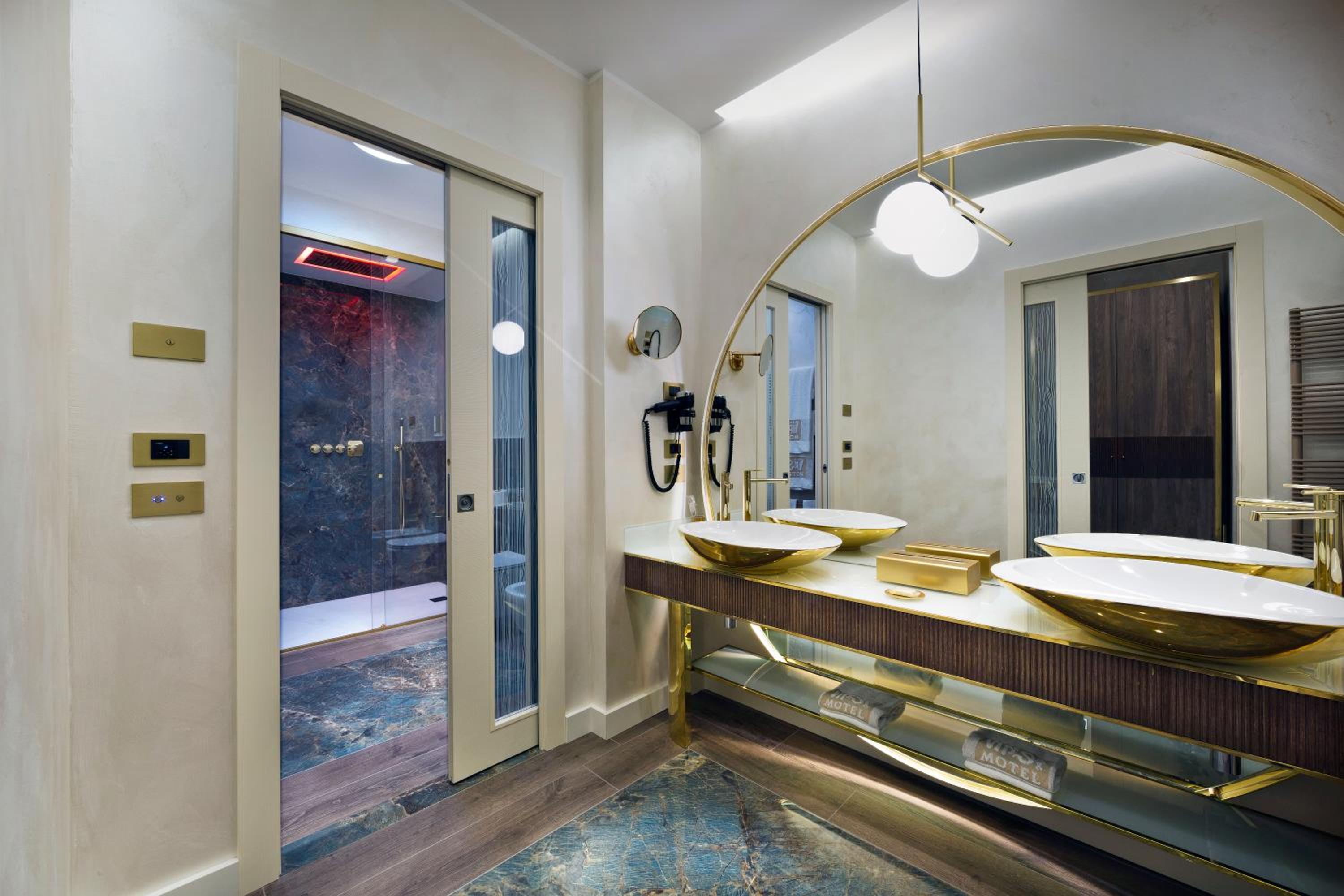 Queen Suite with Spa Access - Photo 10
