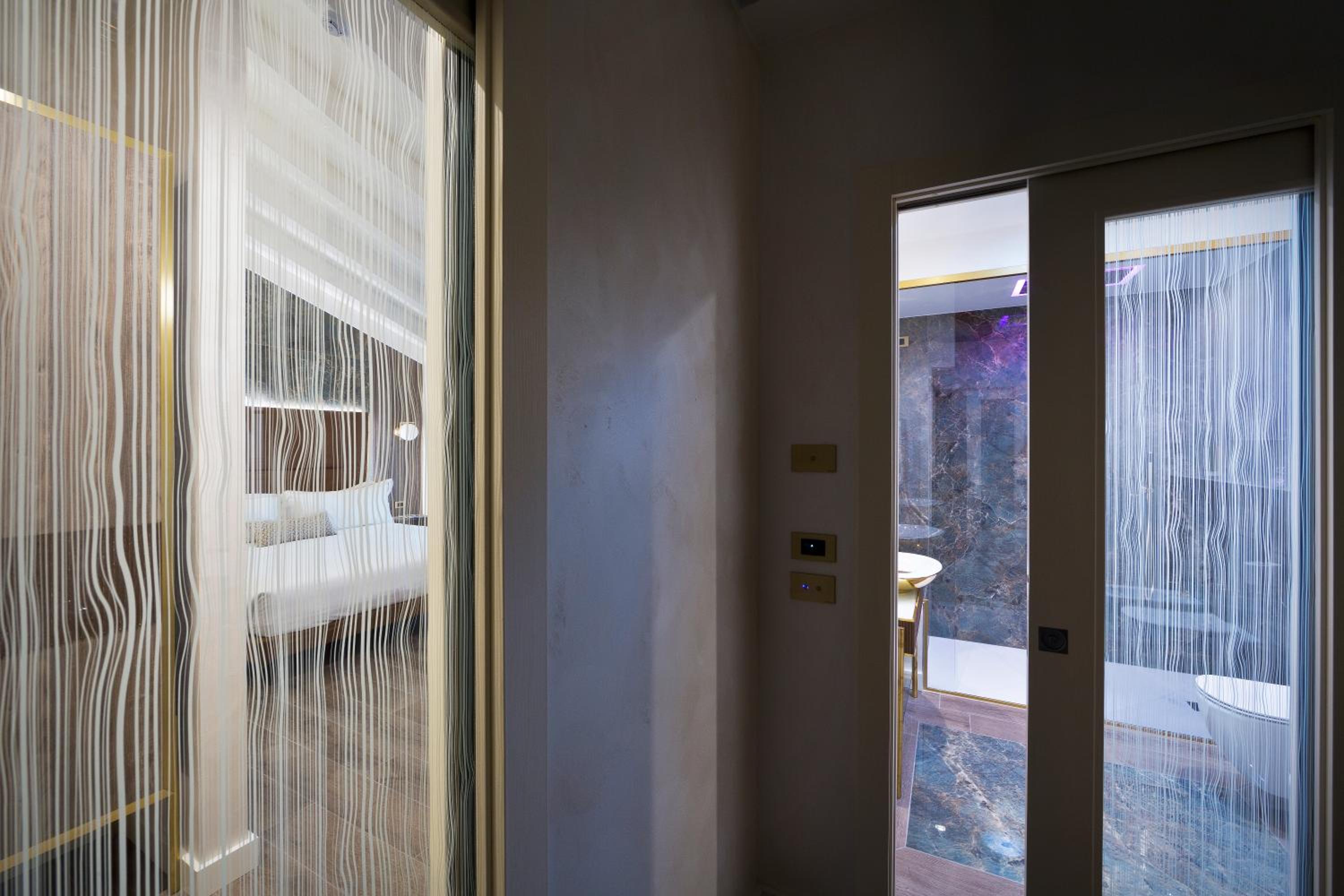 Queen Suite with Spa Access - Photo 8