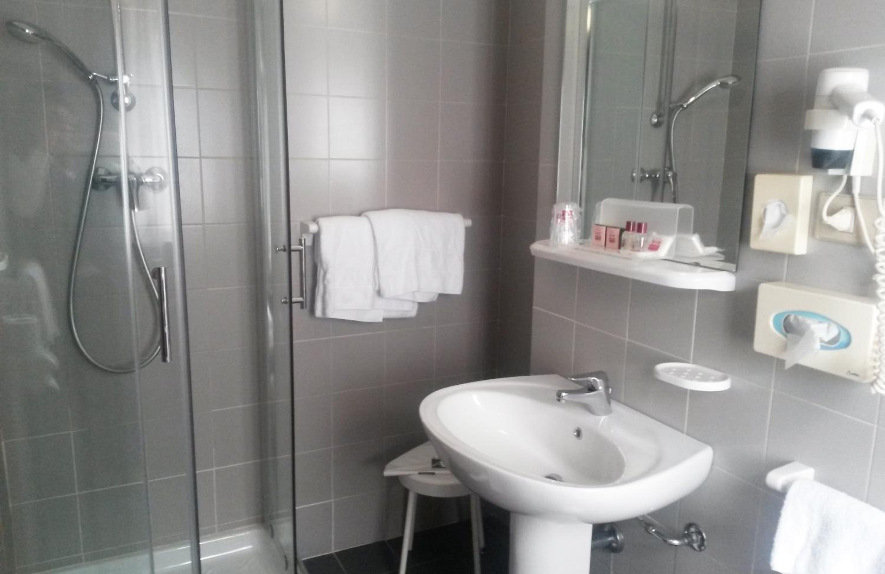 Economy Double Room - Photo 8