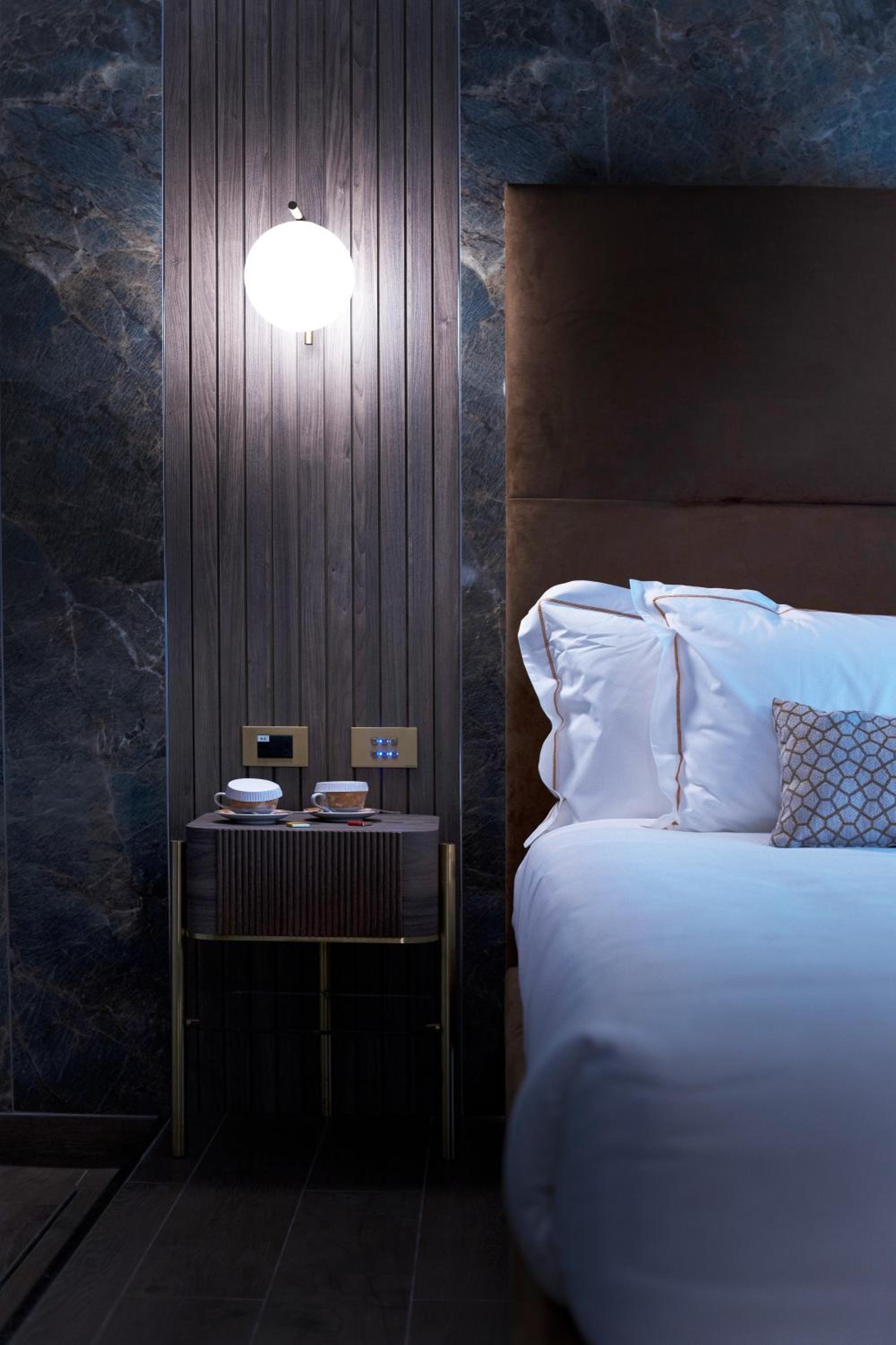 Queen Suite with Spa Access - Photo 16