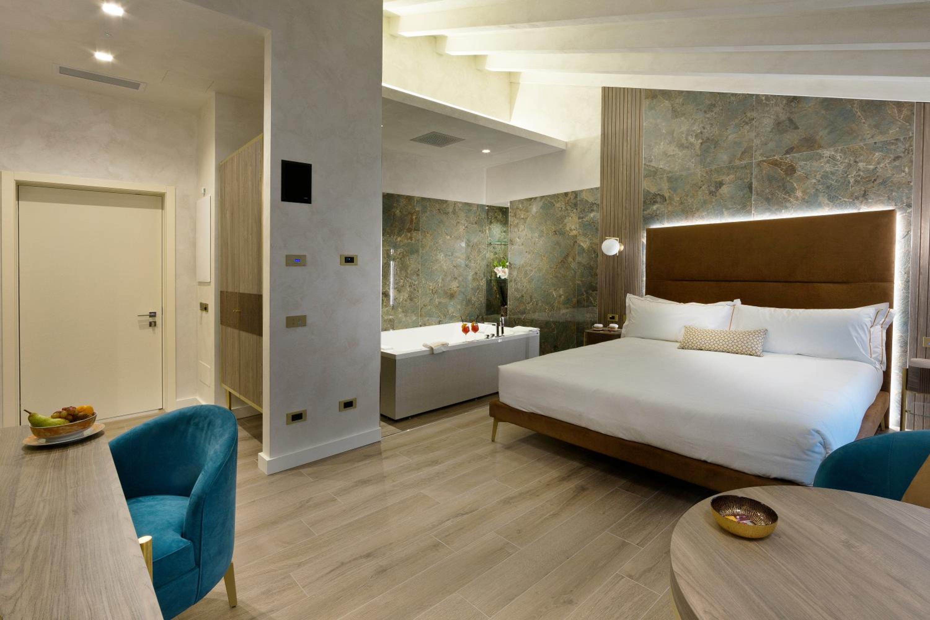 Queen Suite with Spa Access - Photo 18