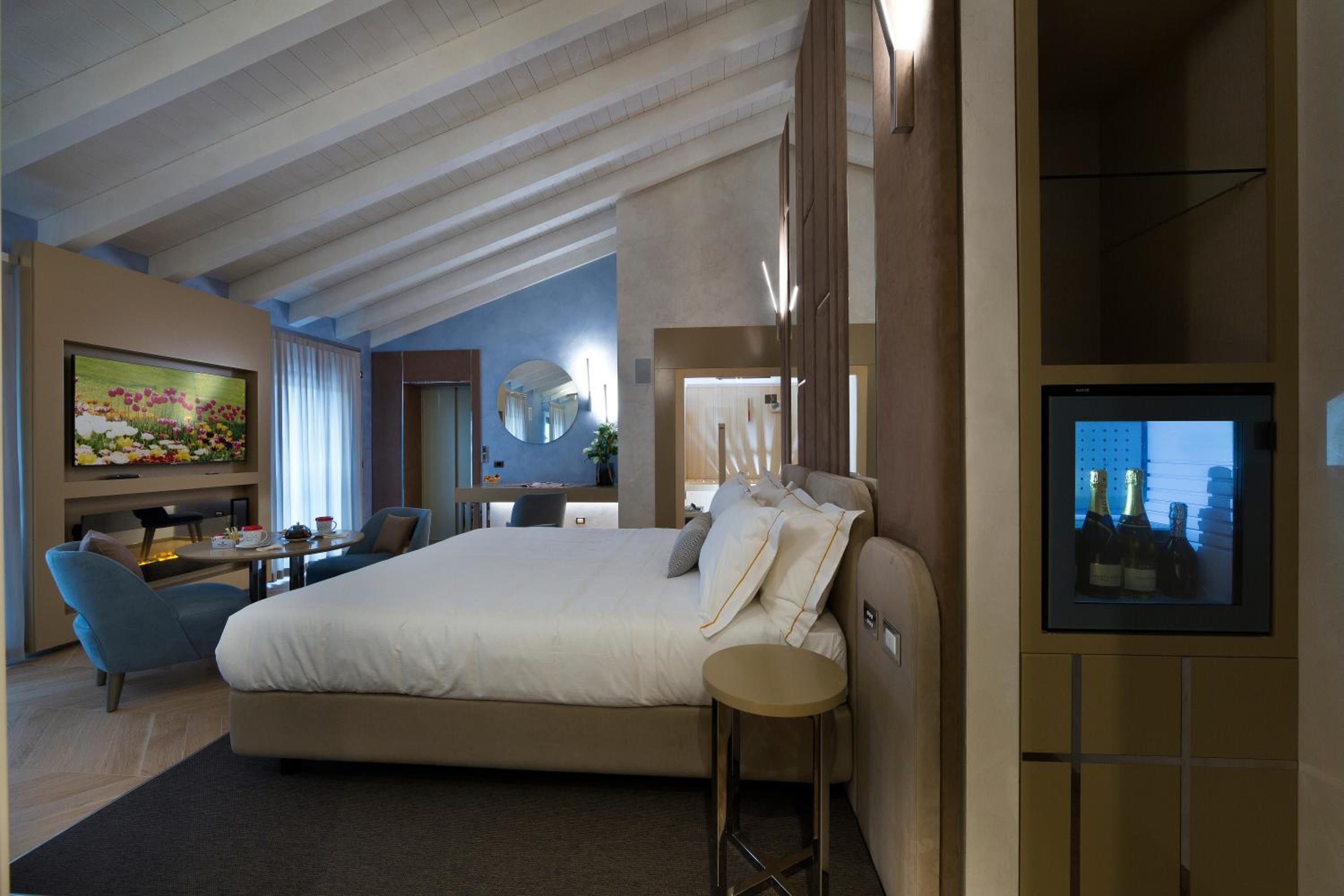 Executive Suite with Spa Access - Photo 12