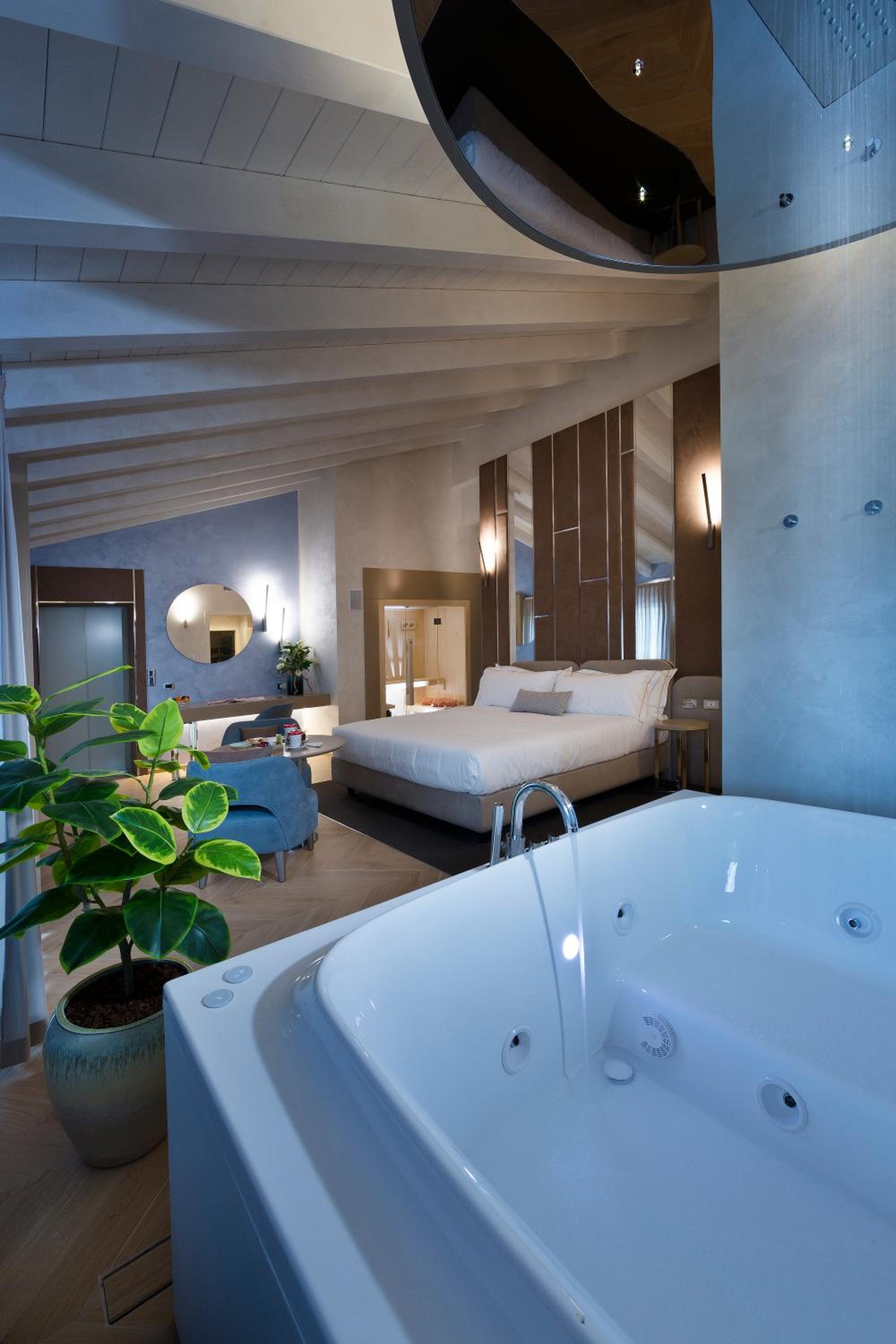 Executive Suite with Spa Access - Photo 2