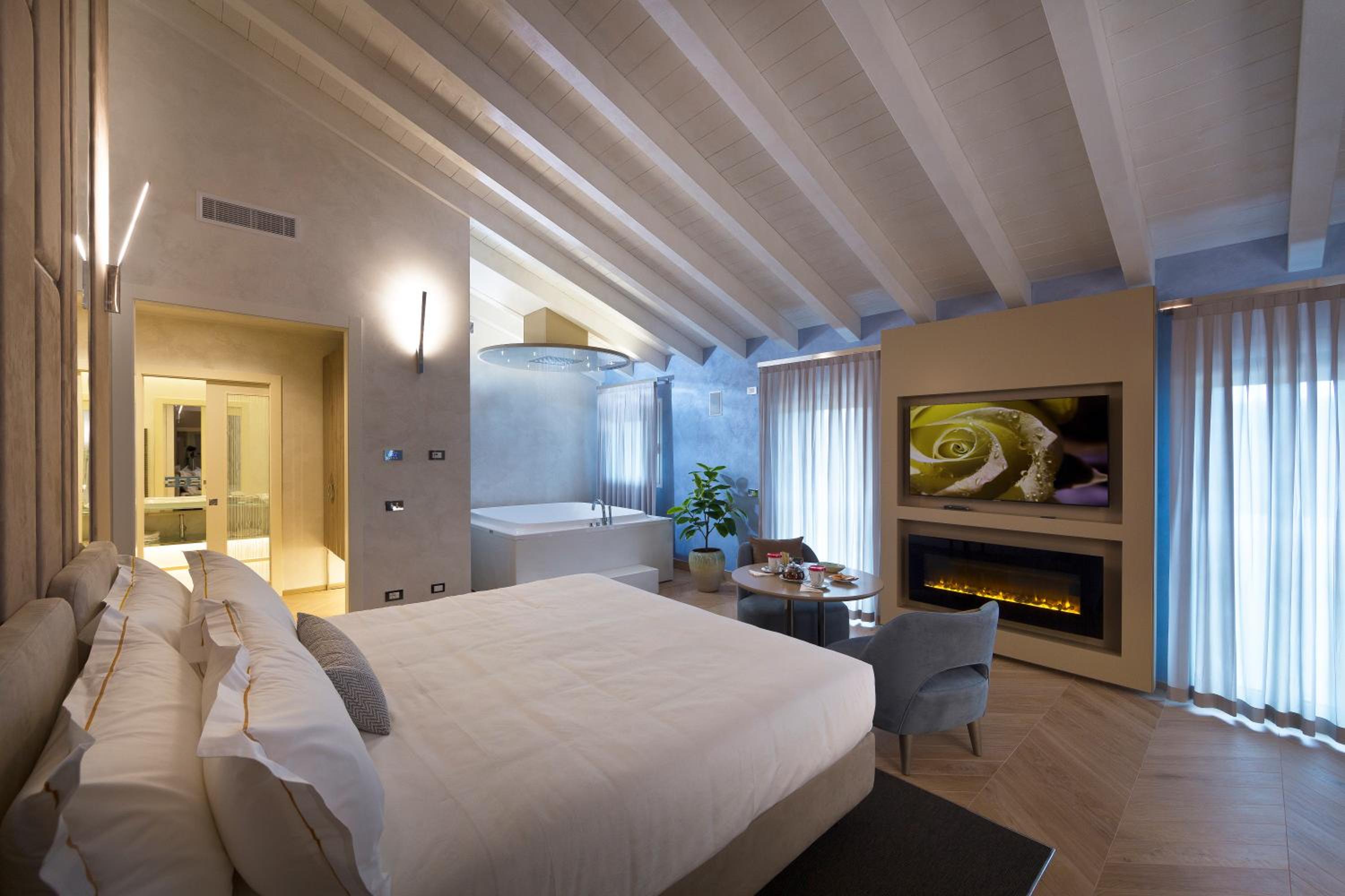 Executive Suite with Spa Access - Photo 8