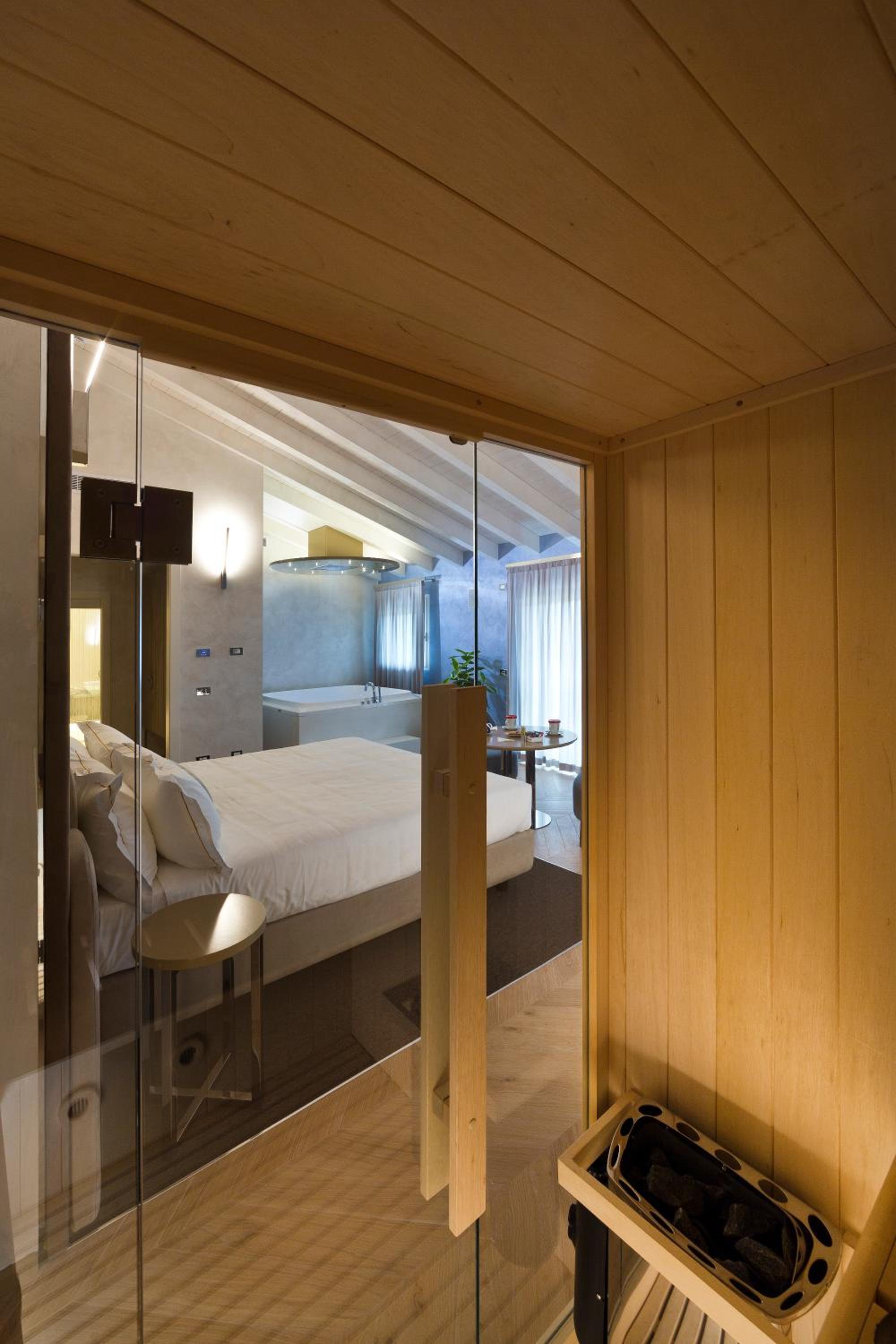 Executive Suite with Spa Access - Photo 10
