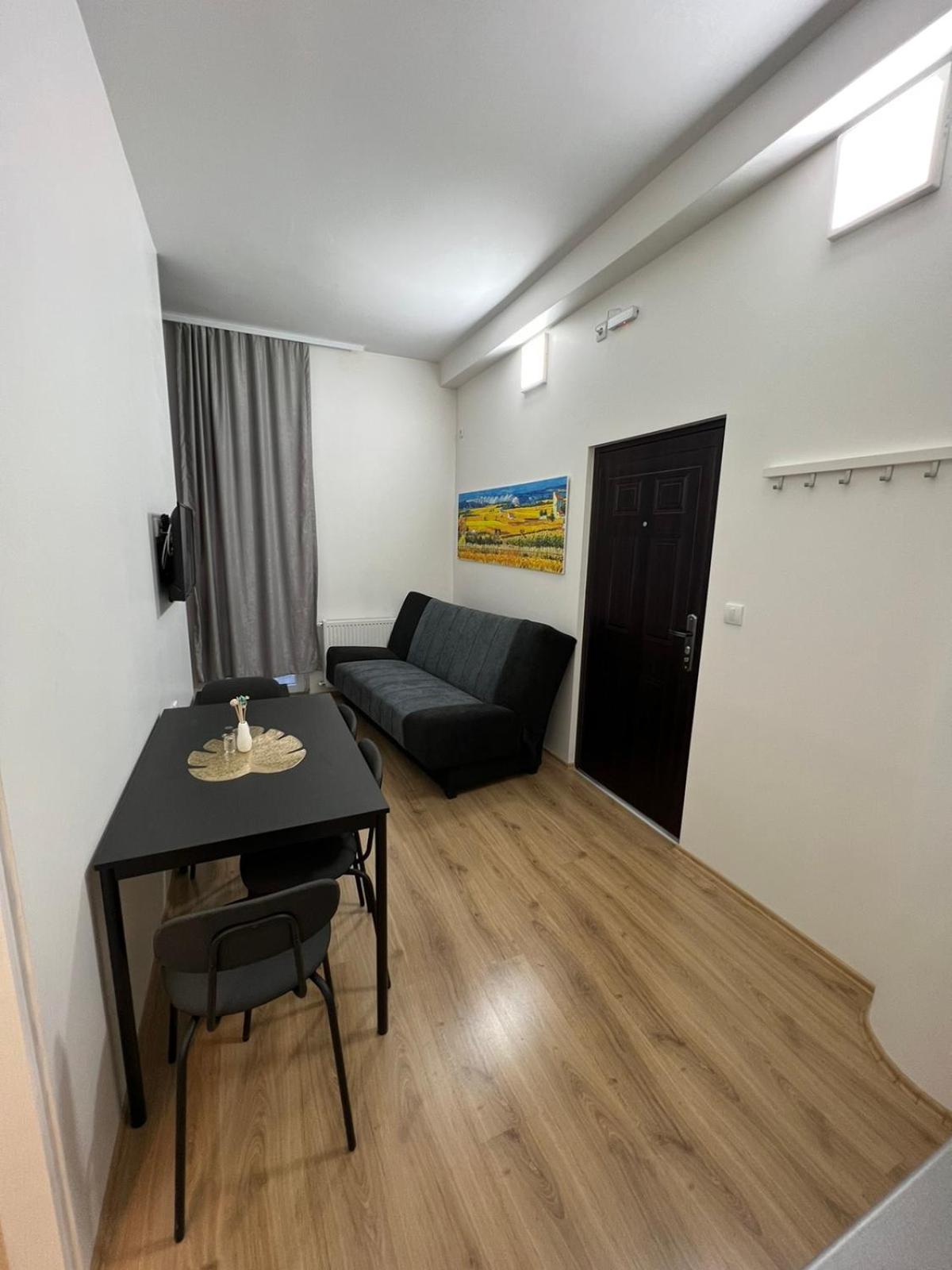 Apartment with Balcony - Photo 3