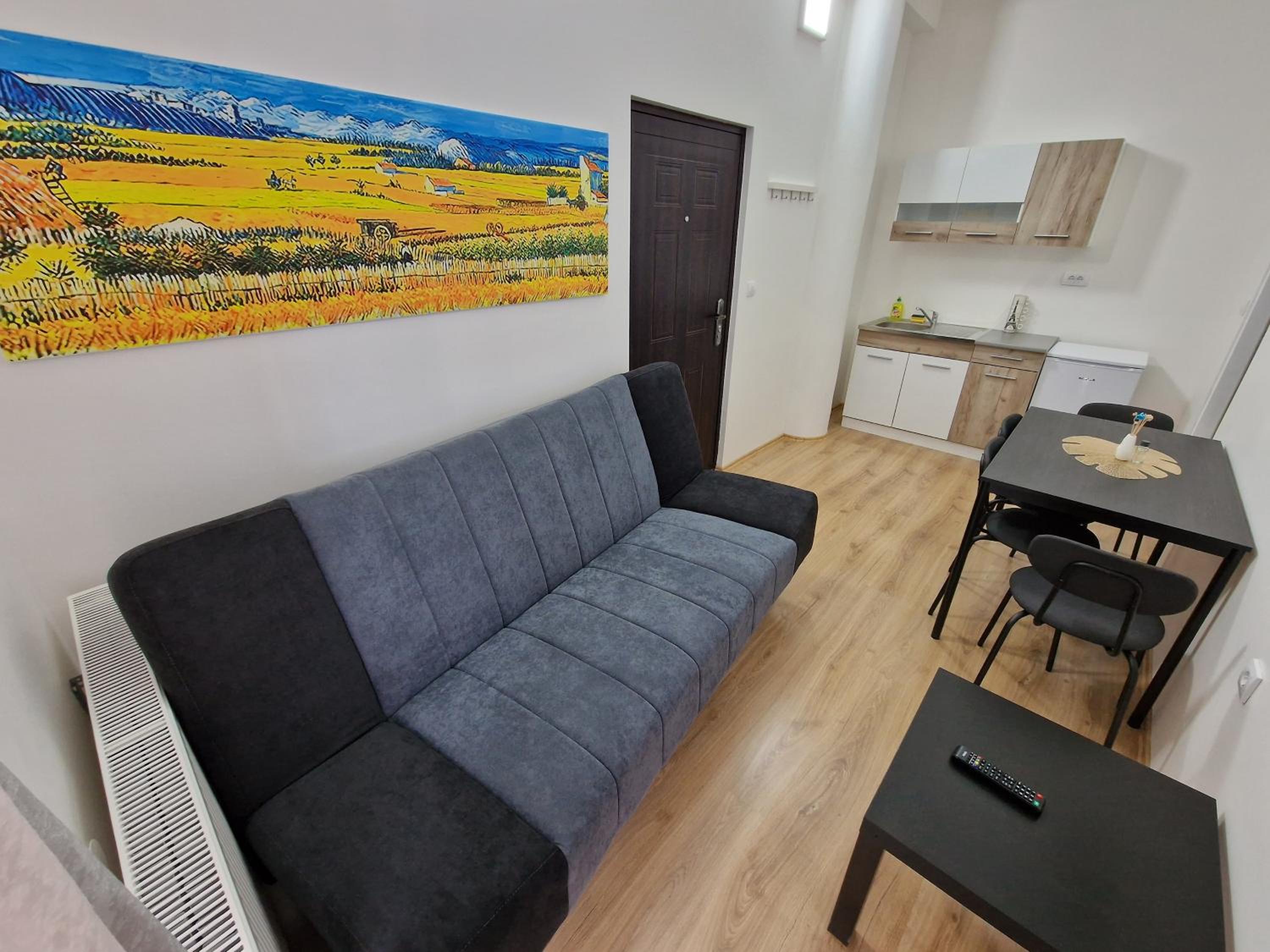 Apartment with Balcony - Photo 5
