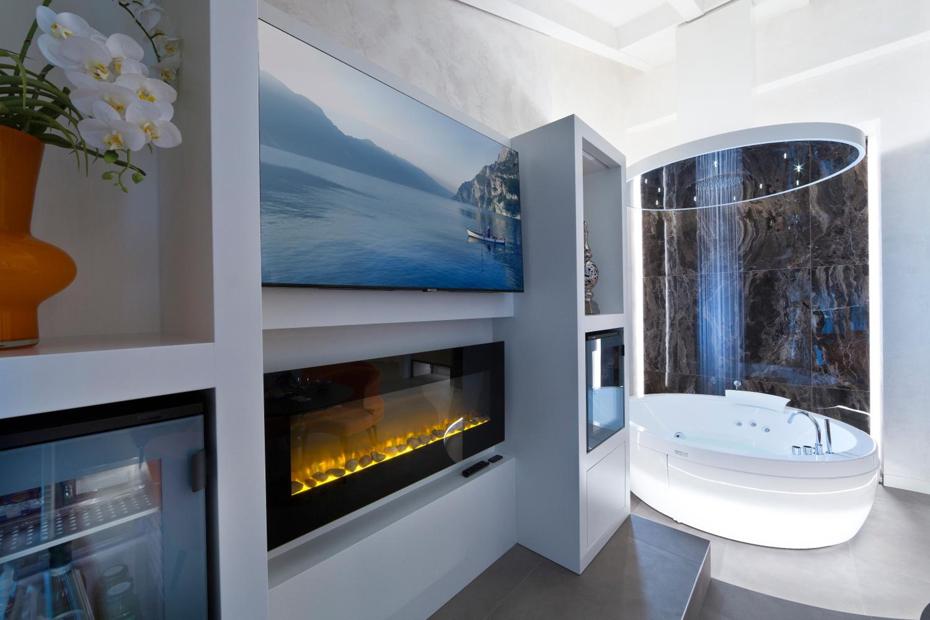 Deluxe Queen Suite with Spa Access - Photo 9